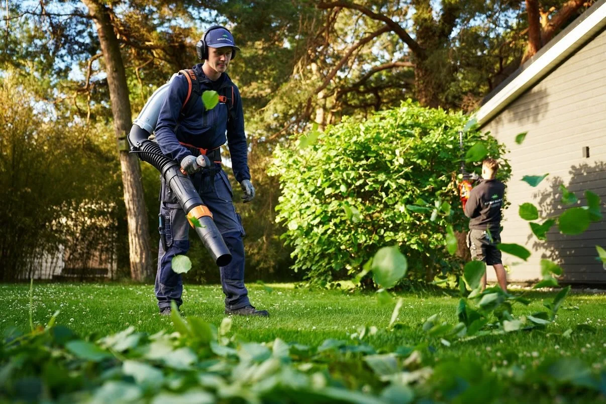Beh&ouml;ver du hj&auml;lp med h&ouml;stst&auml;dning i tr&auml;dg&aring;rden? 🍁
Vi p&aring; R&auml;fsar Ralph hj&auml;lper er g&auml;rna!

Vi &auml;r ett ungdomsdrivet tr&auml;dg&aring;rdsf&ouml;retag med en tydlig vision &ndash; att leverera h&oum