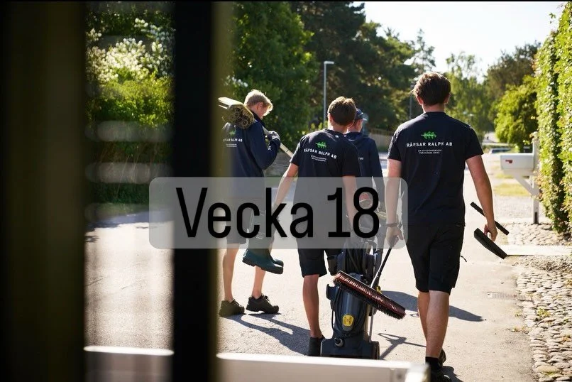 Vi rullar vidare i s&auml;songen och dagarna forts&auml;tter fyllas med jobb ute hos v&aring;ra kunder 🌿

Den senaste veckan har vi bland annat utf&ouml;rt markarbete,rensat kullersten, anlagt nya gr&auml;smattor och lagt ut toppdress f&ouml;r att f
