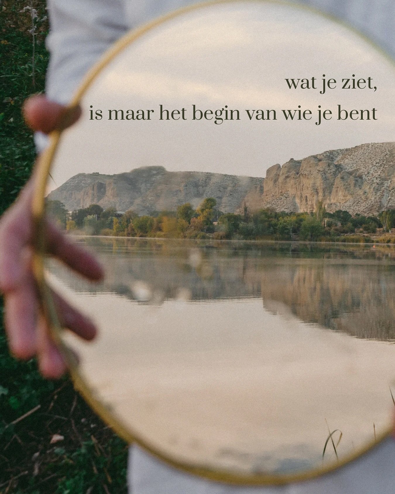 Durf jij &eacute;cht in de spiegel te kijken?
Niet naar je uiterlijk, maar naar wie je vanbinnen ziet
Wat zie en ervaar je bij je spiegelbeeld? 
Voel je trots, rust, vreugde &mdash; of voel je het ergens wringen? 

Wat verlang je om te zien in jouw s