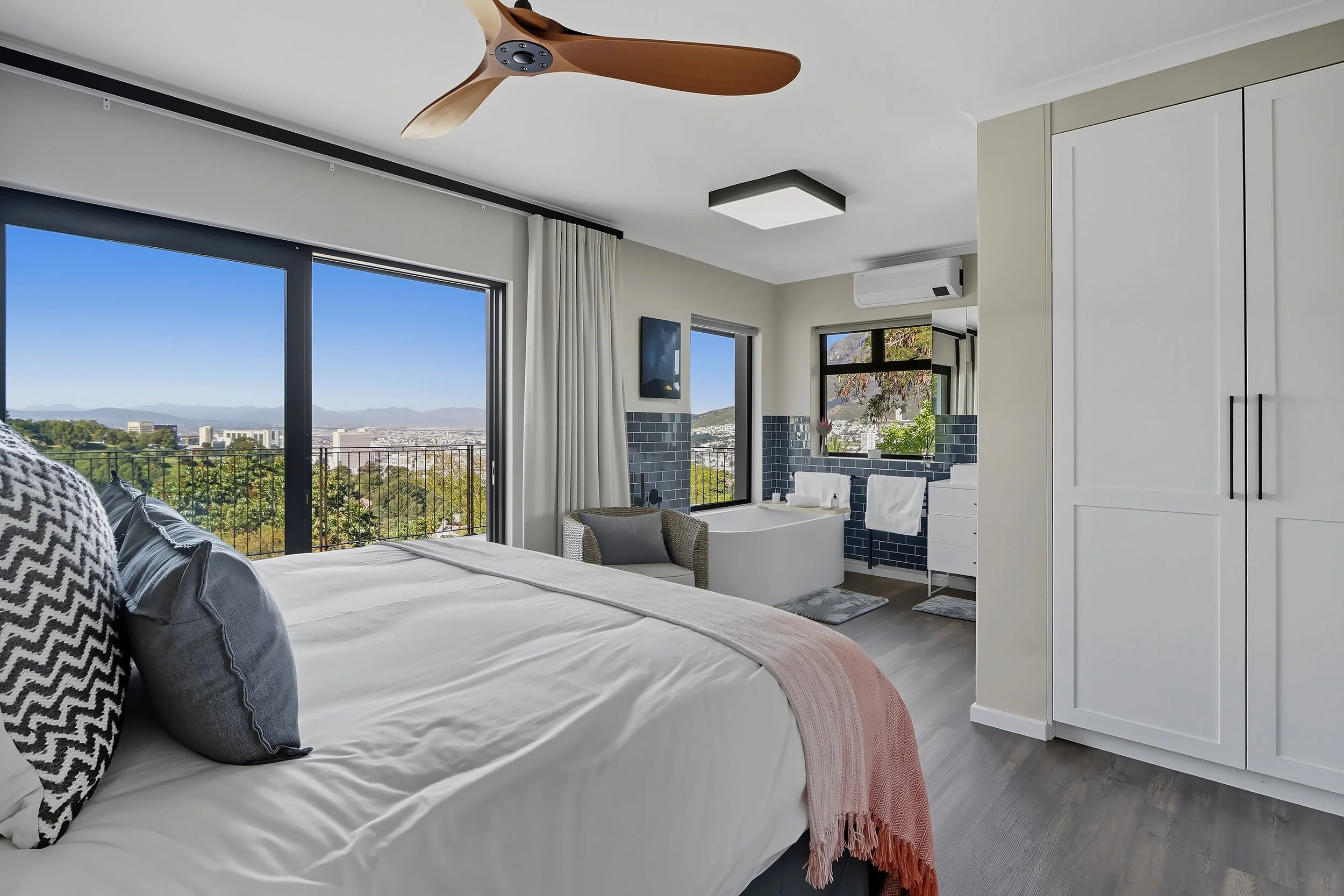 Main bedroom (5).jpg