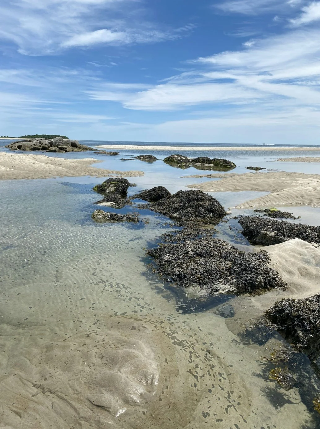 Shoreline of Setubal. With Rocks and sands and a extended horizon.
