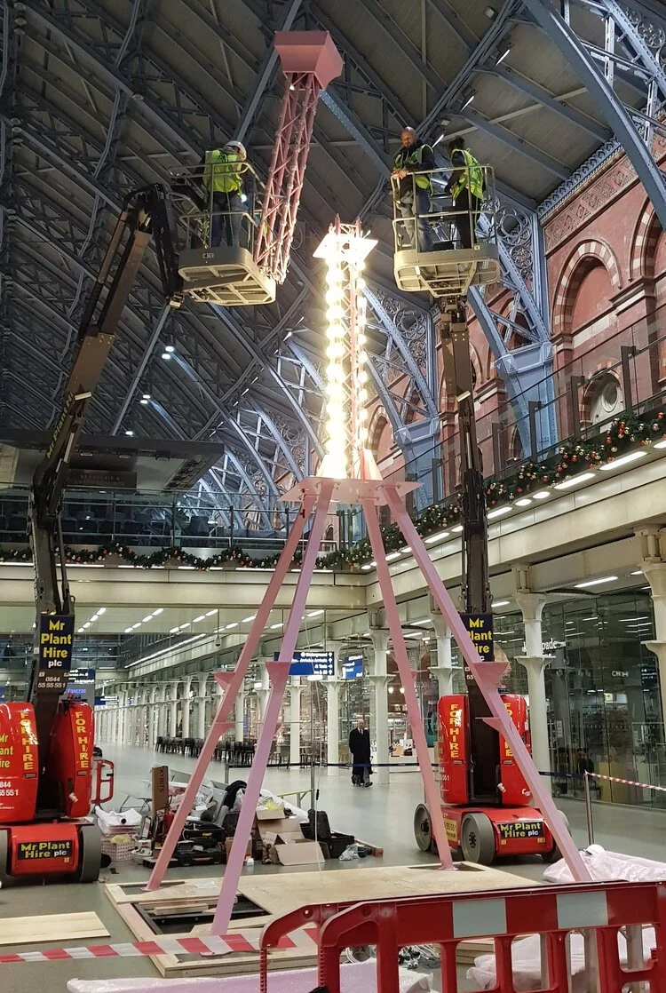 Lancome-Eiffel-Tower-Construction3.jpg
