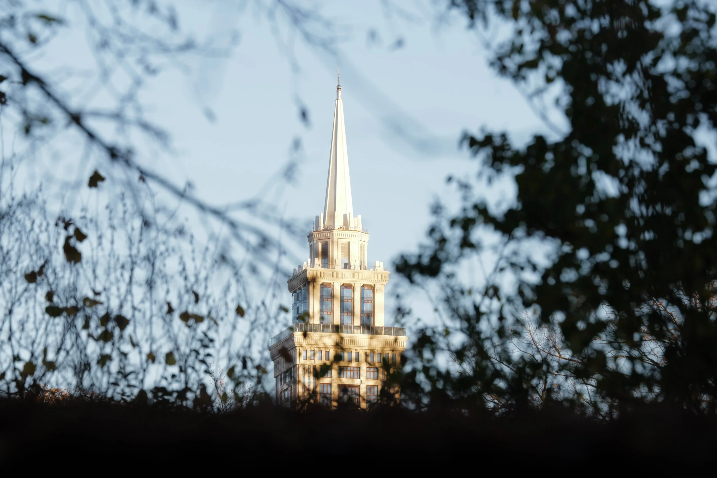 Смотрю на Триумф Палас через старинный сад на закате