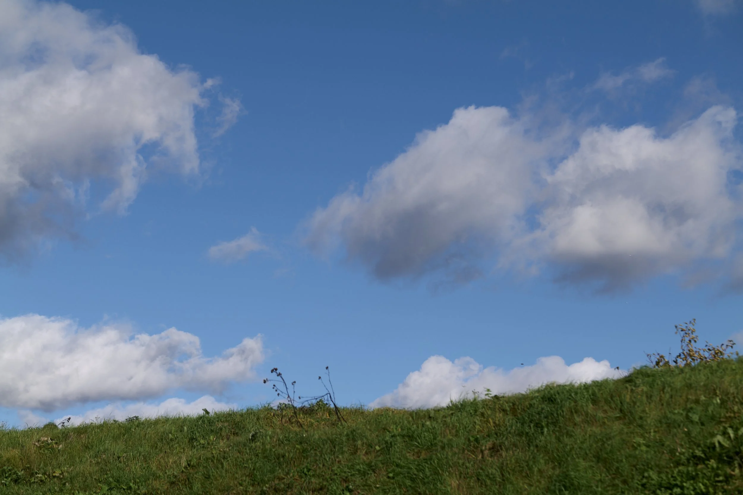 Clouds_and_the_Earthen_Rampart_in_Veliky_Novgorod.jpg