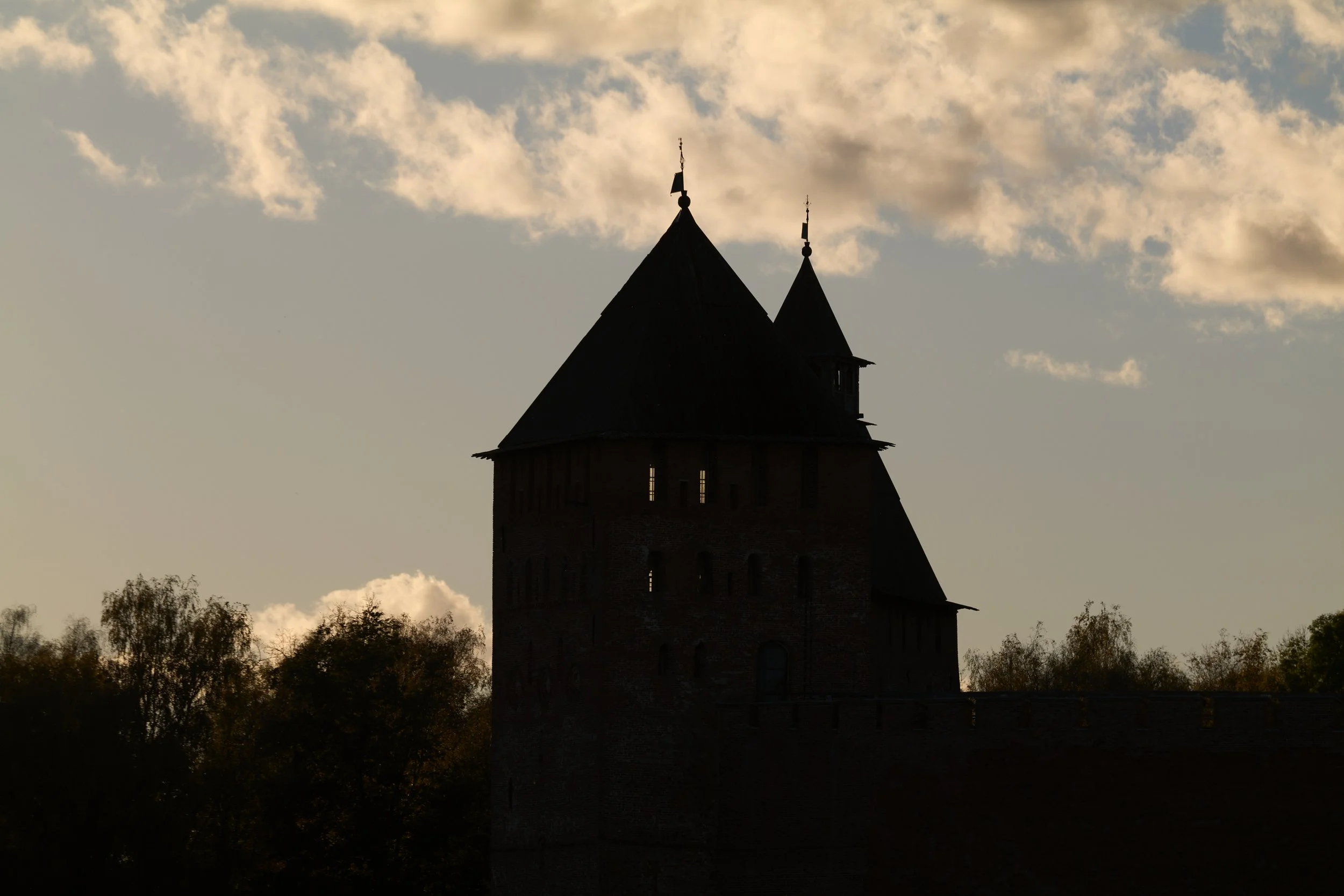 Palace_Tower_of_the_Novgorod_Kremlin.jpg