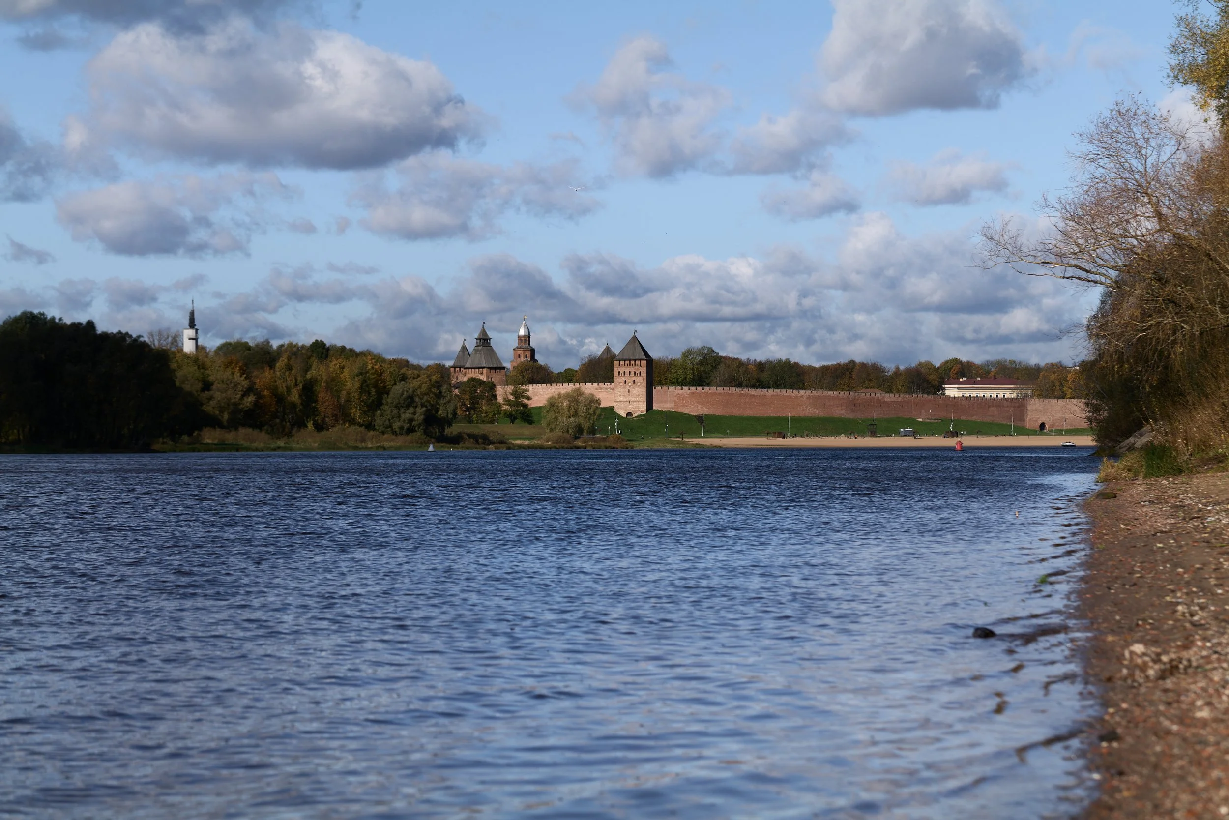 Novgorod_Kremlin_view_from_the_Trade_Side.jpg
