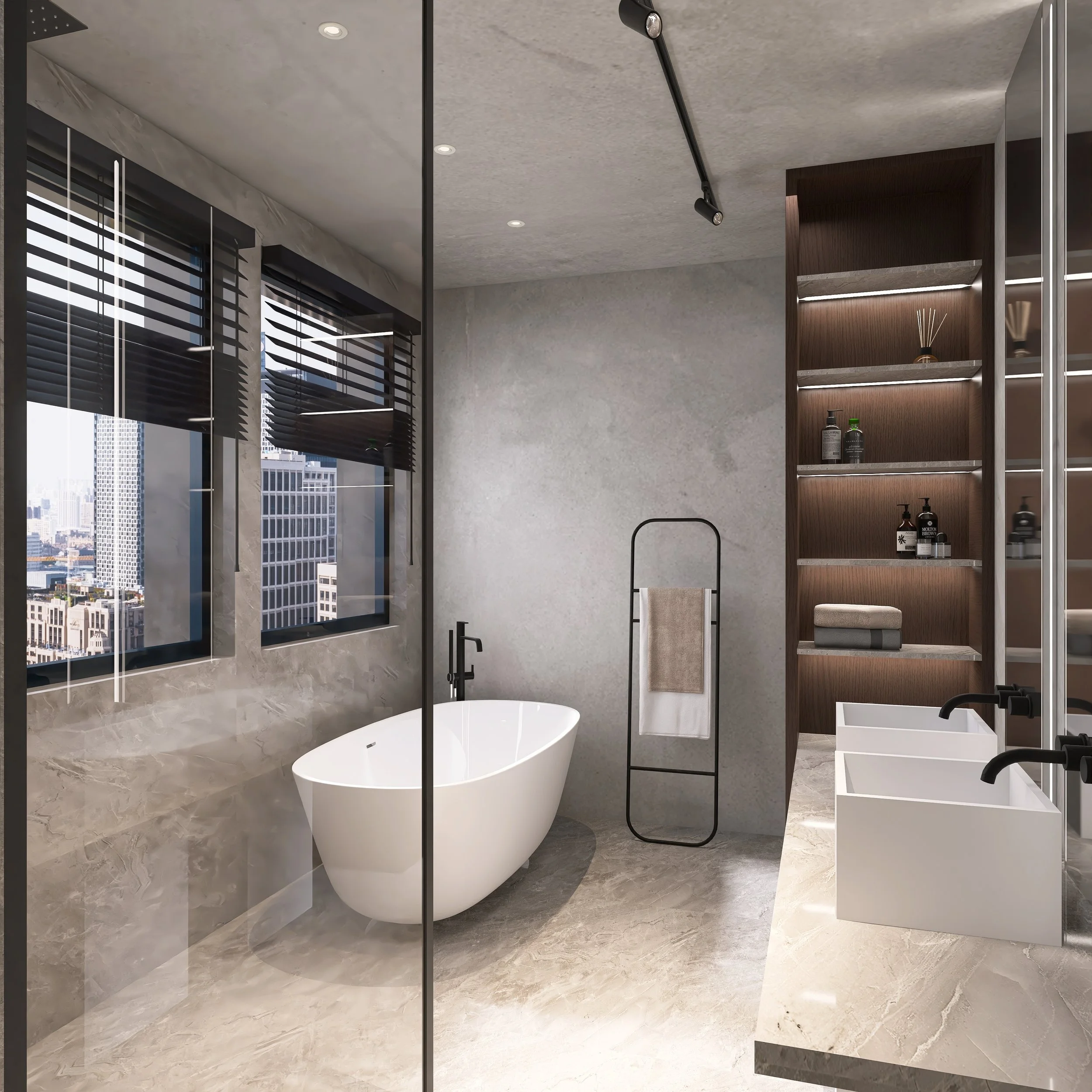 Modernes Badezimmer mit freistehender Badewanne, großen Fenstern mit schwarzen Jalousien, einer schwarzen Duschstange, einem Handtuchständer, hellen Wänden und dunklen Holzregalen mit Shampoo und Dekor.