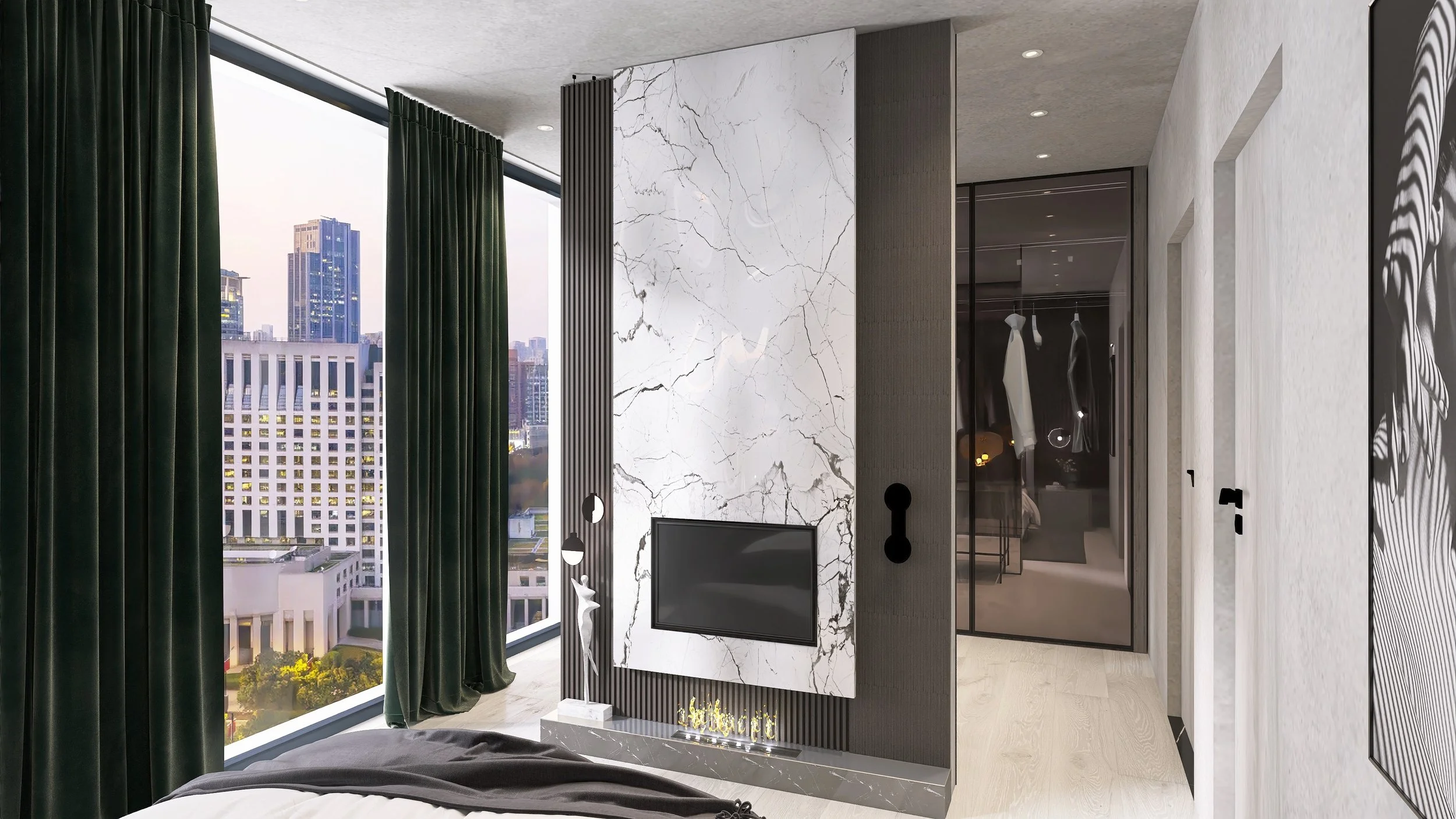 Moderner Hotelzimmer mit großen Fenster und Stadtblick, weißer Marmorwand mit eingebautem Fernseher, dunklen Vorhängen und dekorativen Elementen.