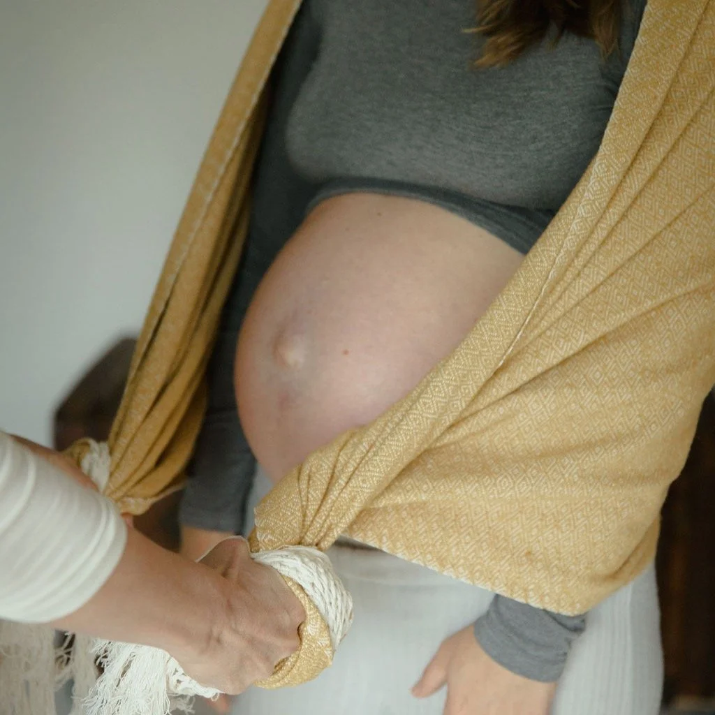 Rund um die Uhr tr&auml;gst du dein ungeborenes Baby im Bauch oder h&auml;ltst dein Neugeborenes im Arm.
Manchmal ist es Zeit, dass auch du gehalten wirst!
