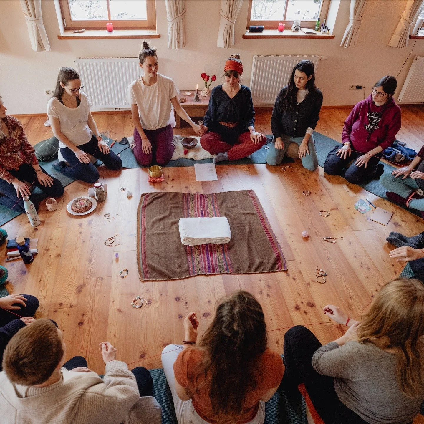 Women, let&rsquo;s gather!

Wenn ich die Welt beobachte, sehe, wie viel Leid, Umbruch und Wahnsinn gerade passiert, sp&uuml;re ich als Reaktion immer ein starkes Bed&uuml;rfnis nach Gemeinschaft. Das Verbindende vor das Trennende stellen, sich aus de
