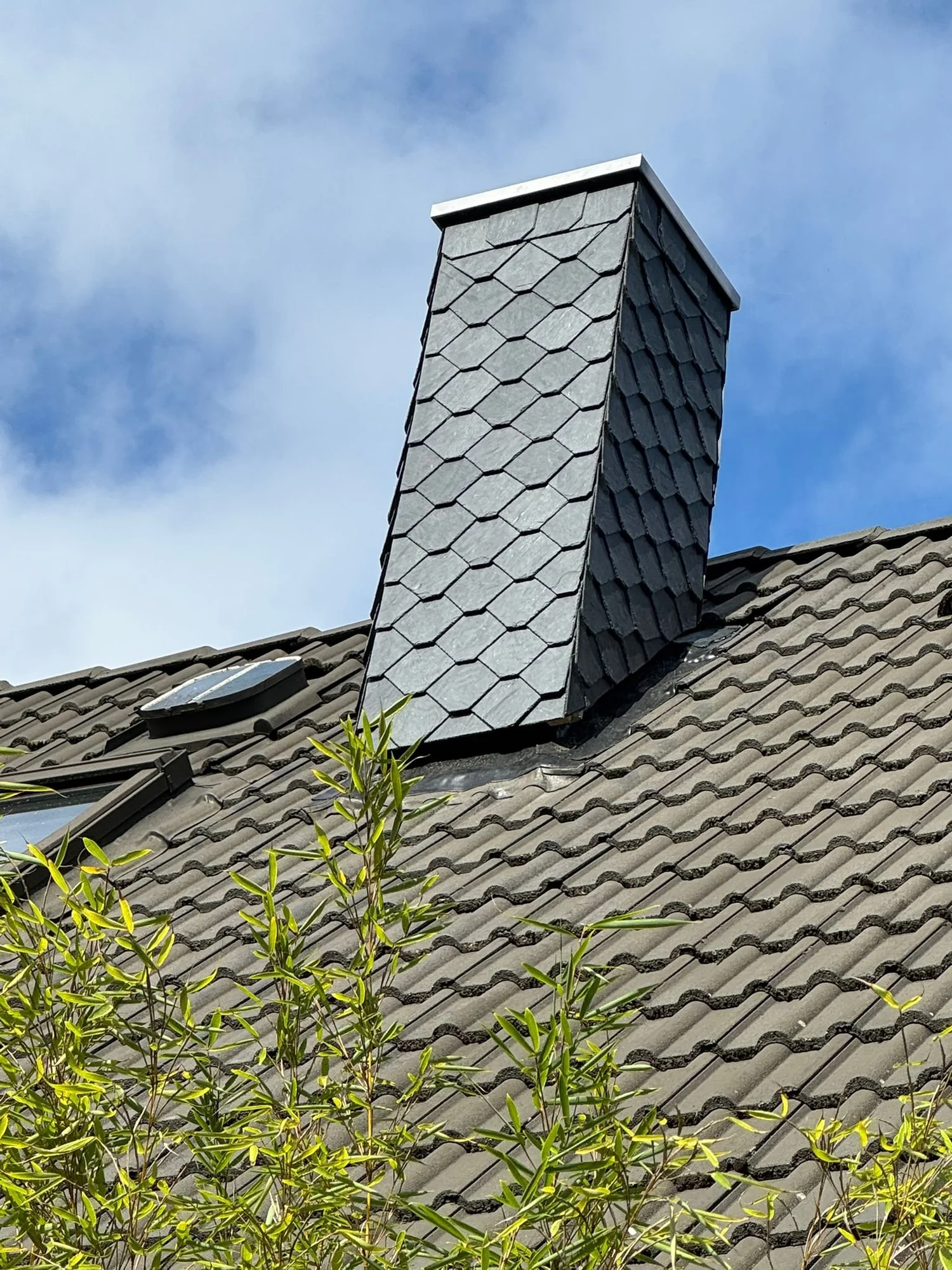 Schornstein mit Schieferbekleidung