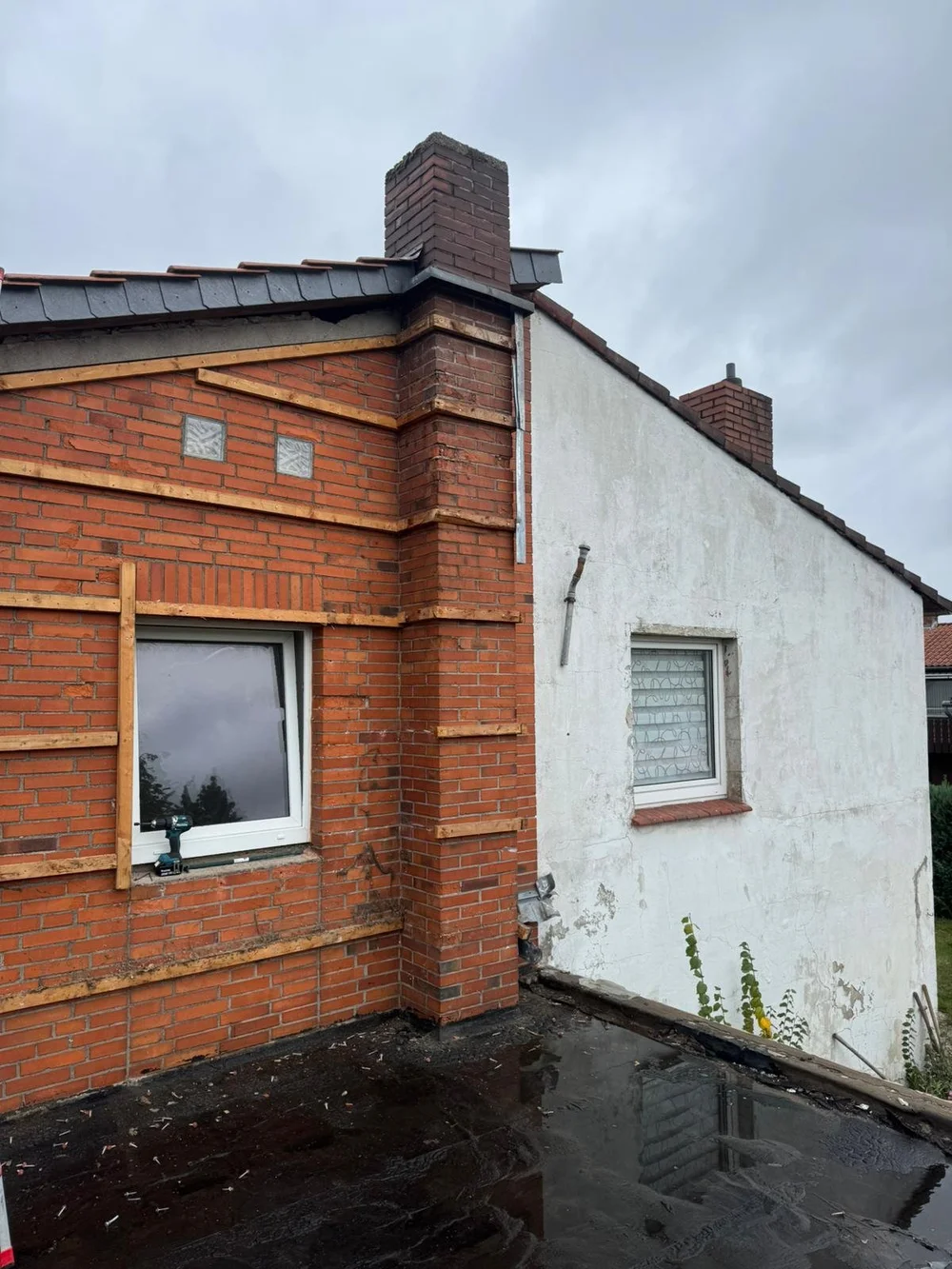 Lattung auf der Klinkerwand