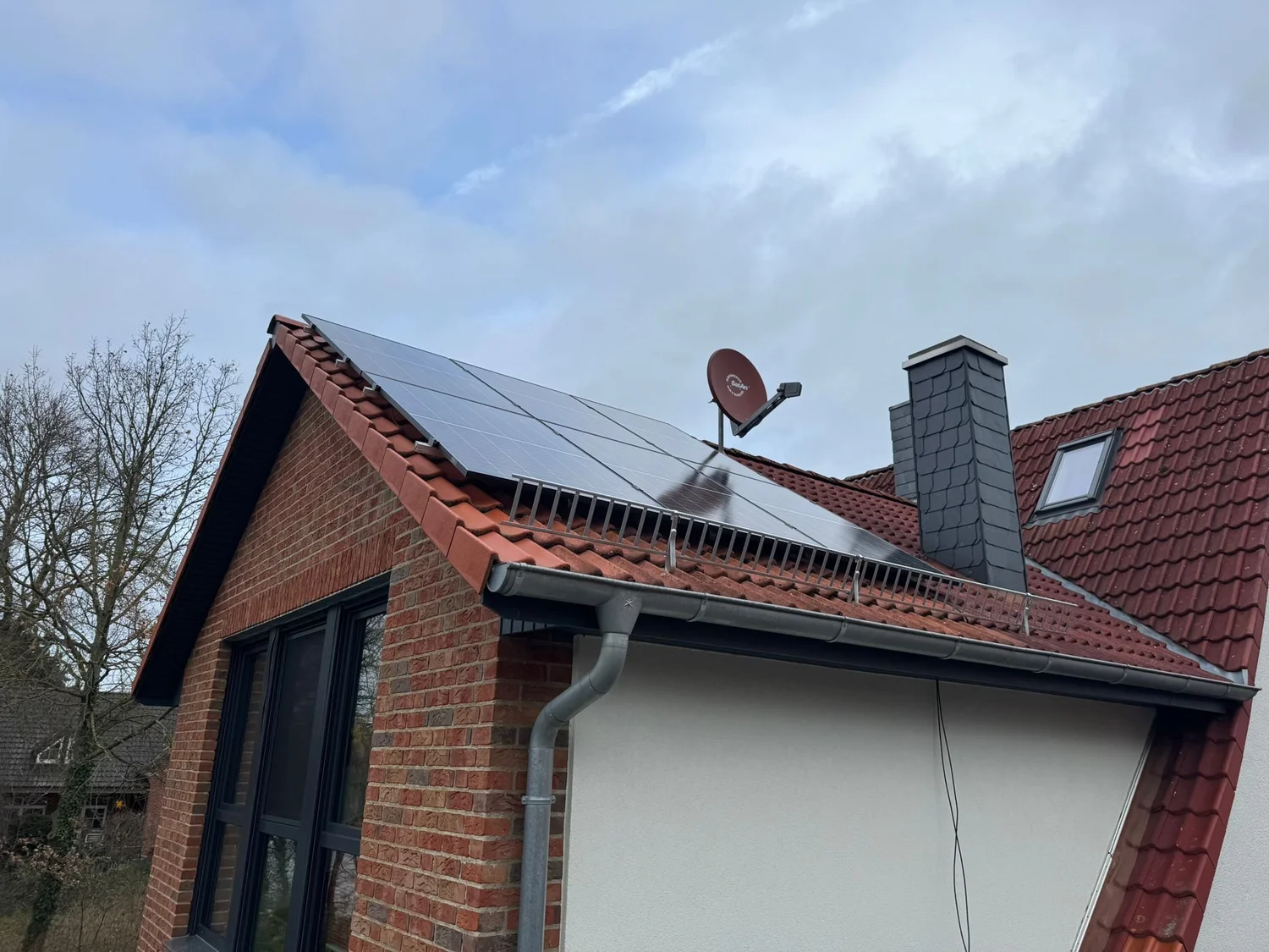 Ziegeldach mit montierter PV-Anlage