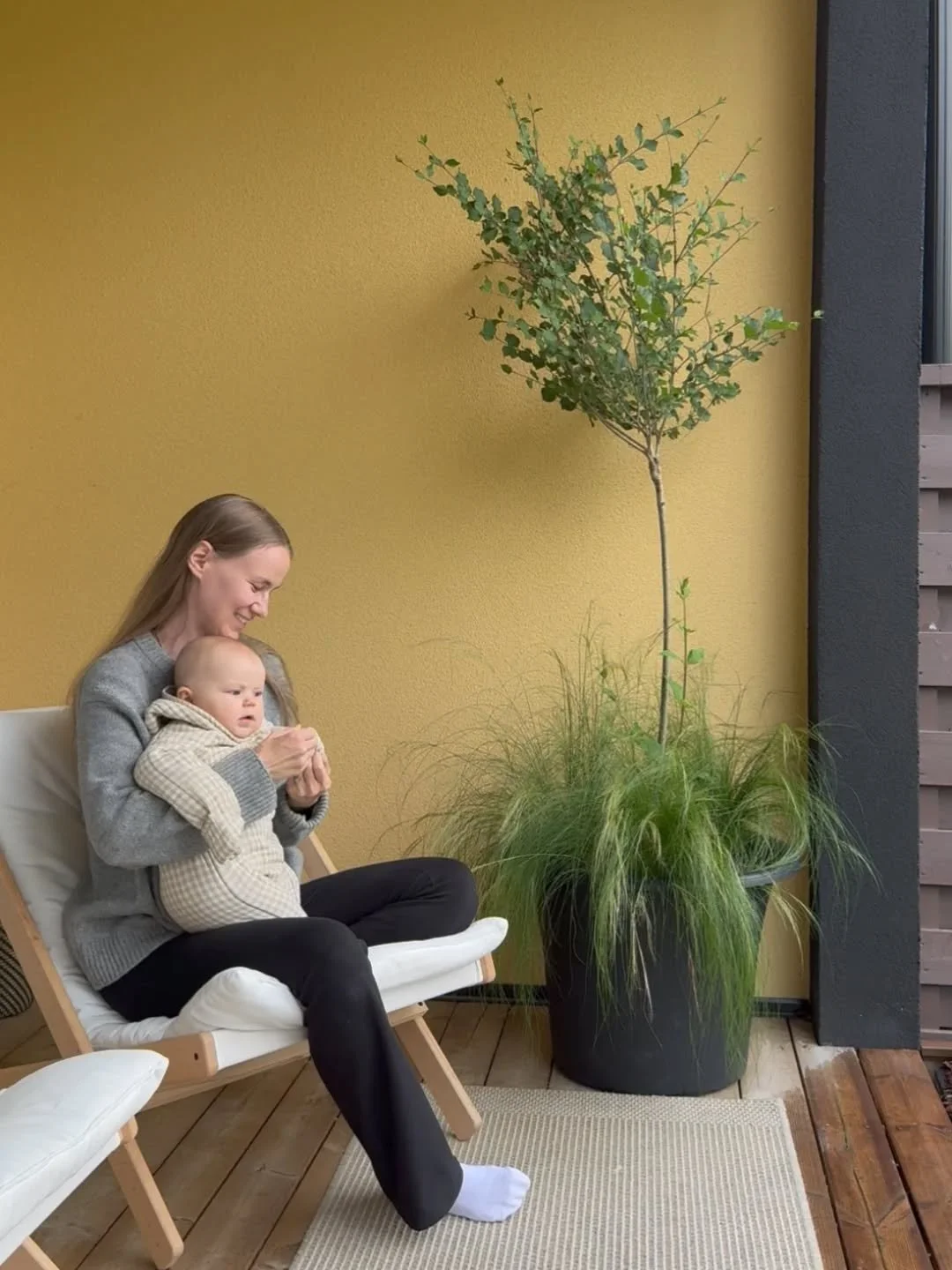 Kes&auml;terveiset! 👋

Kuten kuvasta n&auml;kyy, t&auml;&auml;ll&auml;kin kes&auml; antanu odotuttaa itse&auml;&auml;n. Ollaan silti nautiskeltu t&auml;ysin siemauksin valosta ja vihreydest&auml;, sek&auml; tietty meid&auml;n terassista jota vihdoin