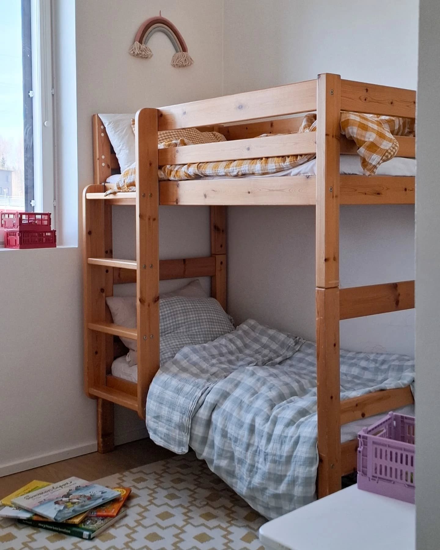 Uutta lastenhuoneeseen 🌻

Maalailtiin kev&auml;&auml;n inspiroimana lastenhuoneen seini&auml; uuteen s&auml;vyyn. Sein&auml;t oli aikaisemmin kylm&auml;n valkoiset, ja ai ett&auml; l&auml;mmitt&auml;&auml; niin mielt&auml; ku silm&auml;&auml;kin kun