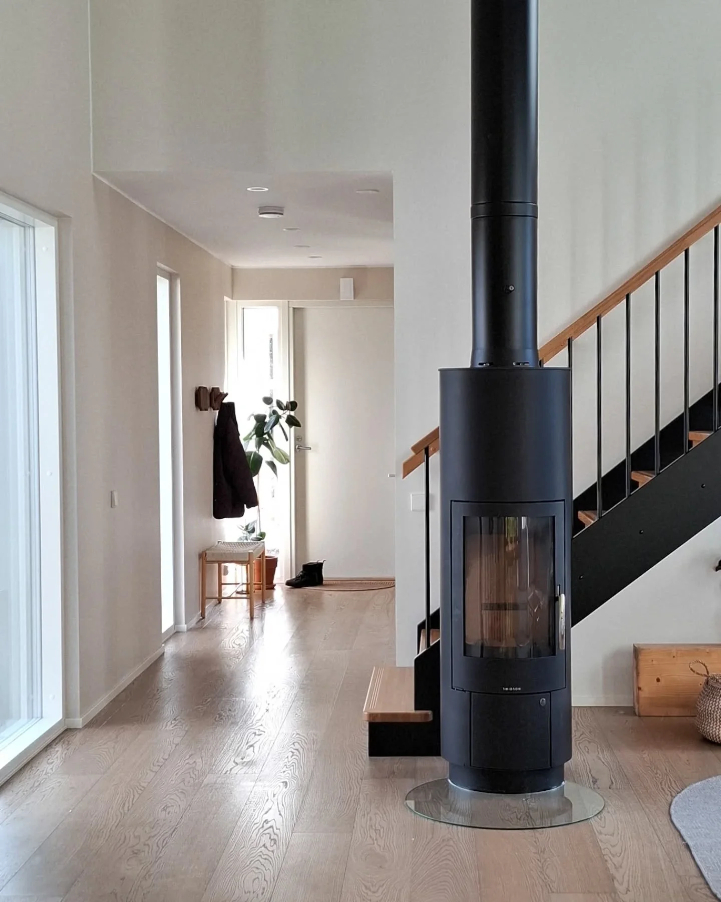 Toinen kurkistus t&auml;h&auml;n valmistuneeseen kohteeseen 👋

Musta yksi t&auml;rkeimmist&auml; kodin tunnelman tekij&ouml;ist&auml; on n&auml;kym&auml;, joka avautuu sis&auml;&auml;n astuessa. Pyrin aina siihen, ett&auml; katse kantaa kauas &ndash