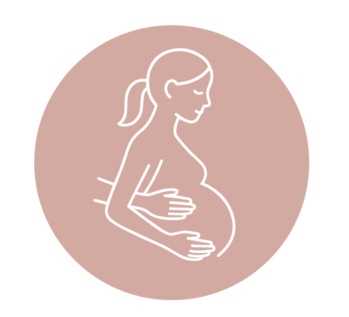 Une illustration minimaliste d'une femme enceinte en profil, tenant son ventre avec ses mains, sur un fond rosé.