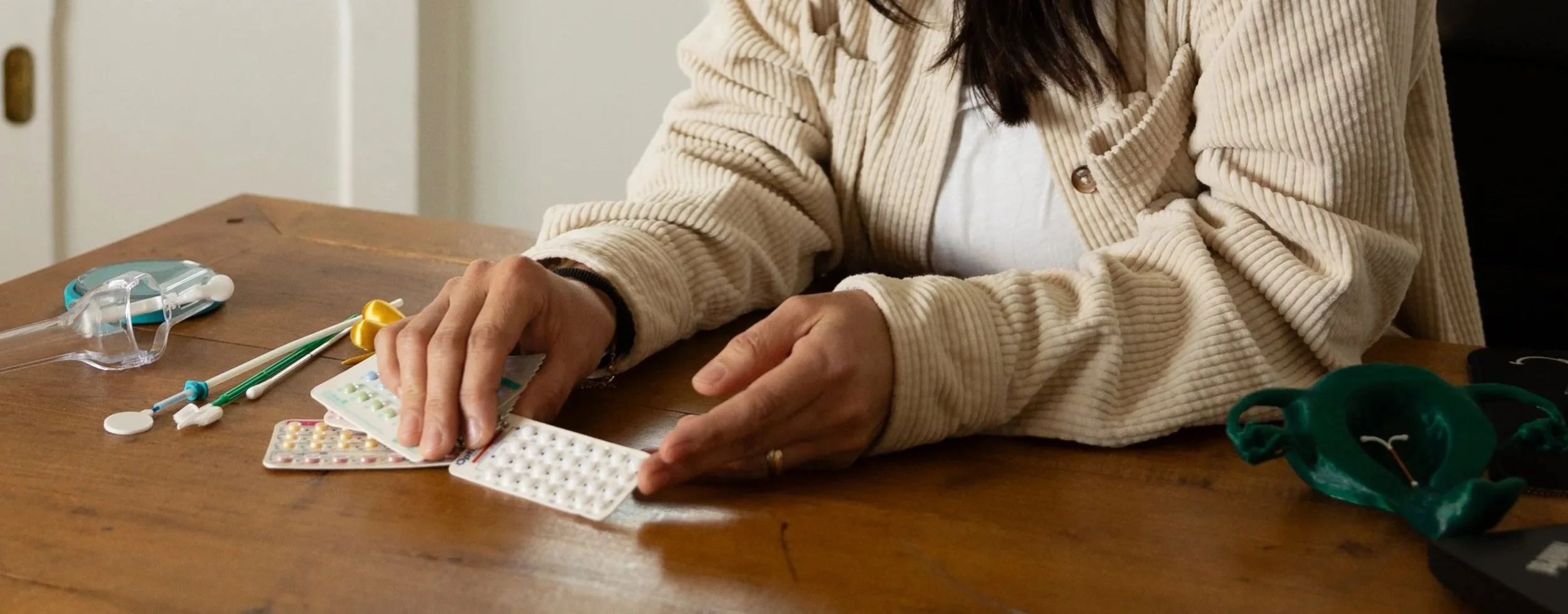 Une sage-femme proposant les divers moyens de contraception.