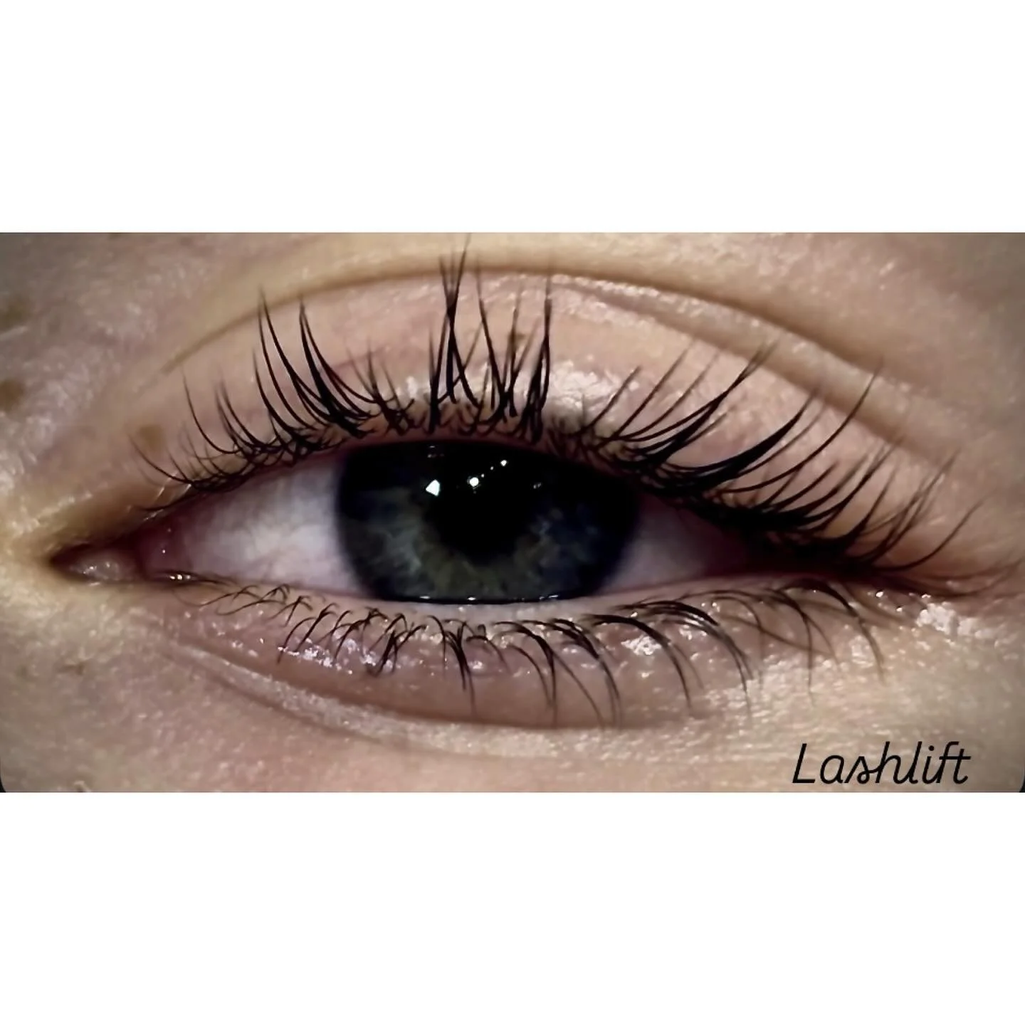 Den sj&auml;lvklara behandlingen som f&aring;r oss att k&auml;nna oss vakna &auml;ven under de mest tr&ouml;tta &amp; osminkade dagarna✨ #lashlift #fransf&auml;rgning #&aring;re #duved #fris&ouml;r #hudterapeut #headspa