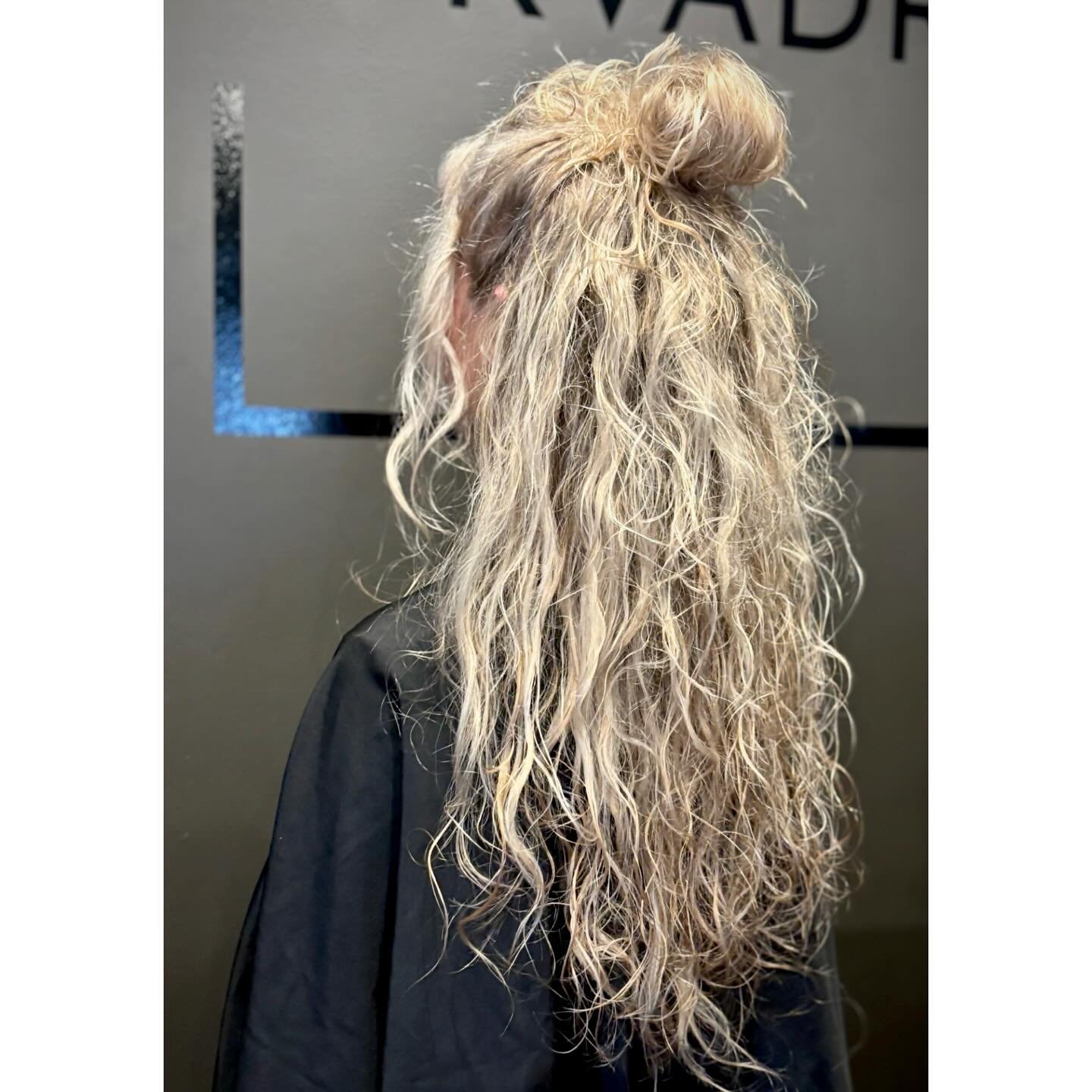 Dr&ouml;mh&aring;ret som trots blekning kan bli s&aring;h&auml;r l&aring;&aring;&aring;ngt, sj&auml;lvlockigt &amp; aldrig gult👌🏽 #bohemianhair #naturalcurls #oway