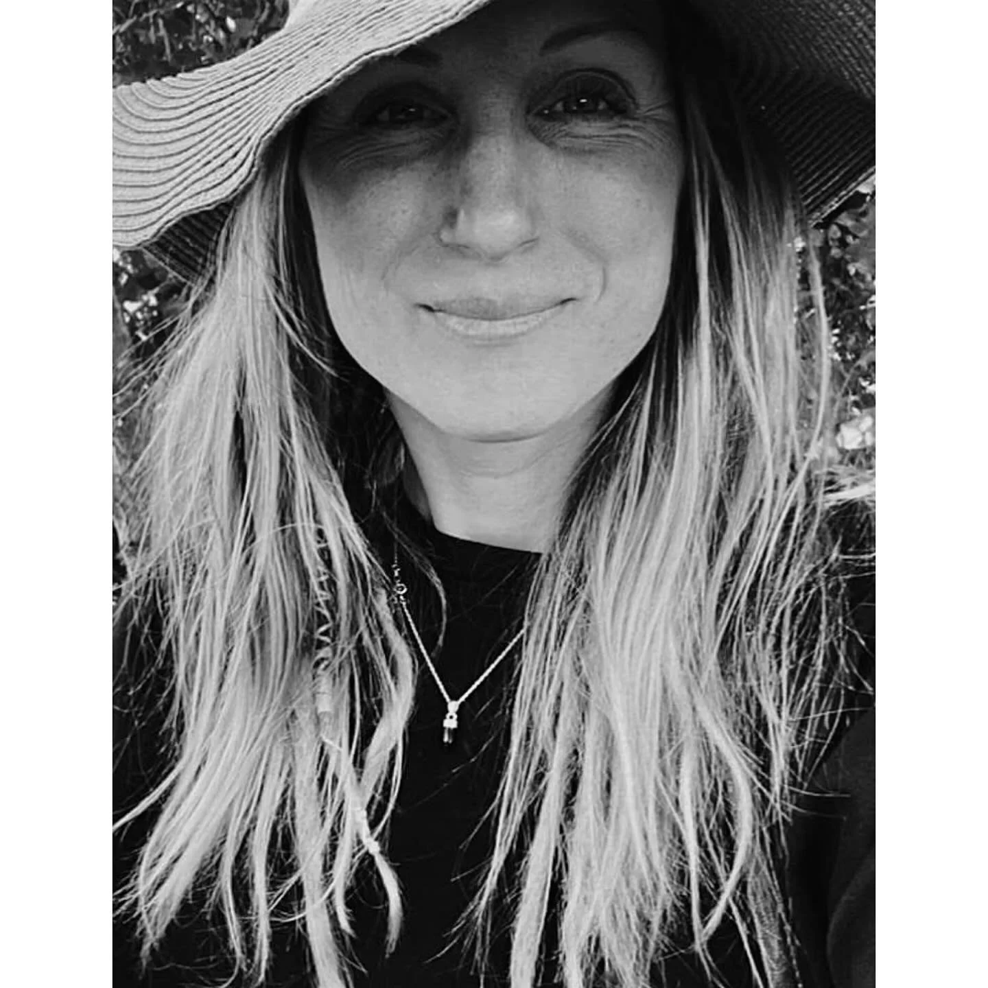 Nyhet💫
Grymma Sara Lilja joinar v&aring;rt team i kvadraten. 
Hon kompleterar med sina magiska &amp; ink&auml;nnande h&auml;nder d&auml;r hon erbjuder  idrottsmassage &amp; Reiki.
Sara &auml;r k&auml;nd f&ouml;r m&aring;nga h&auml;r i &Aring;redalen