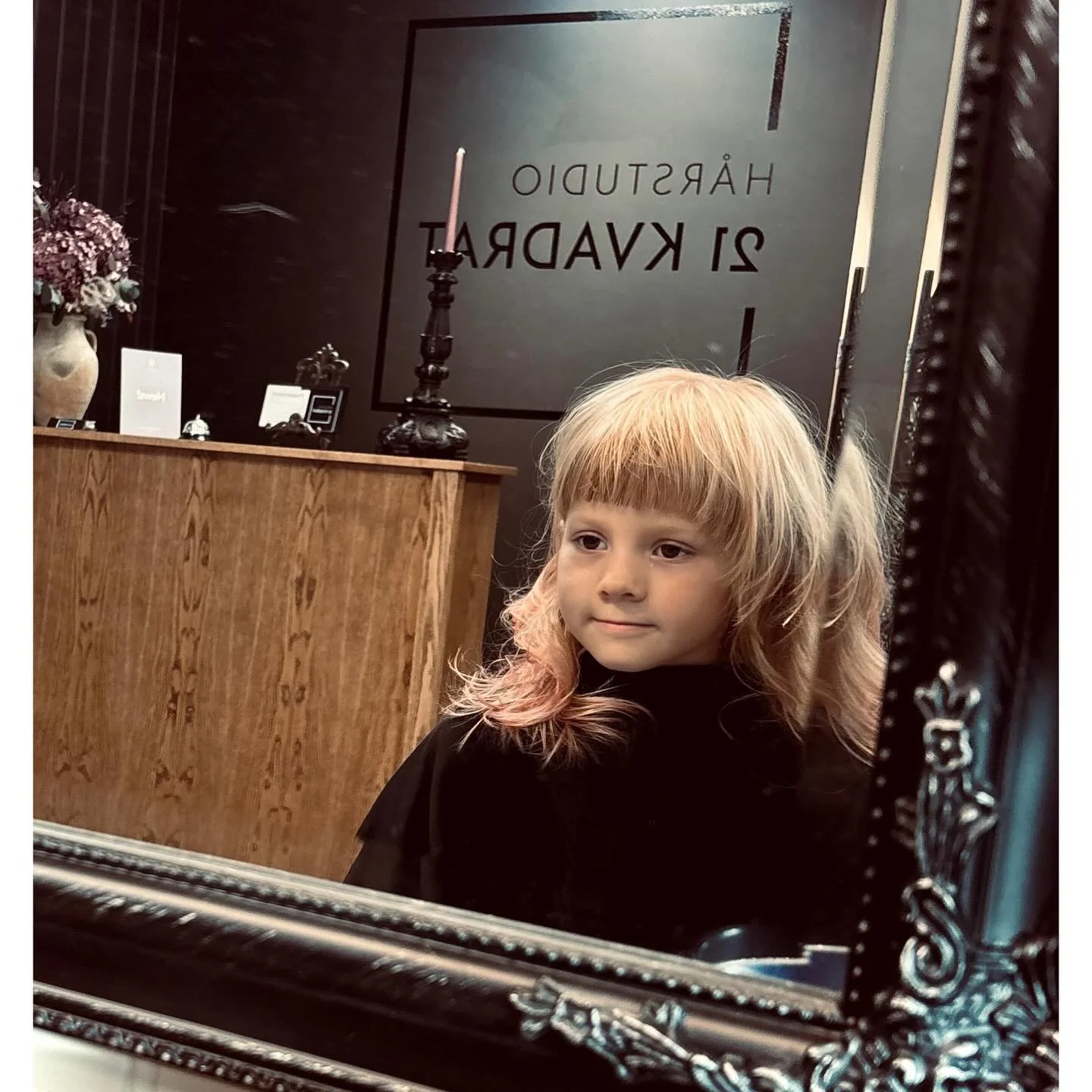 Nikki har idag f&aring;tt en ny frisyr, lite p&aring;fylld rosa &rdquo;f&auml;rg&rdquo; &amp; lockar🌈