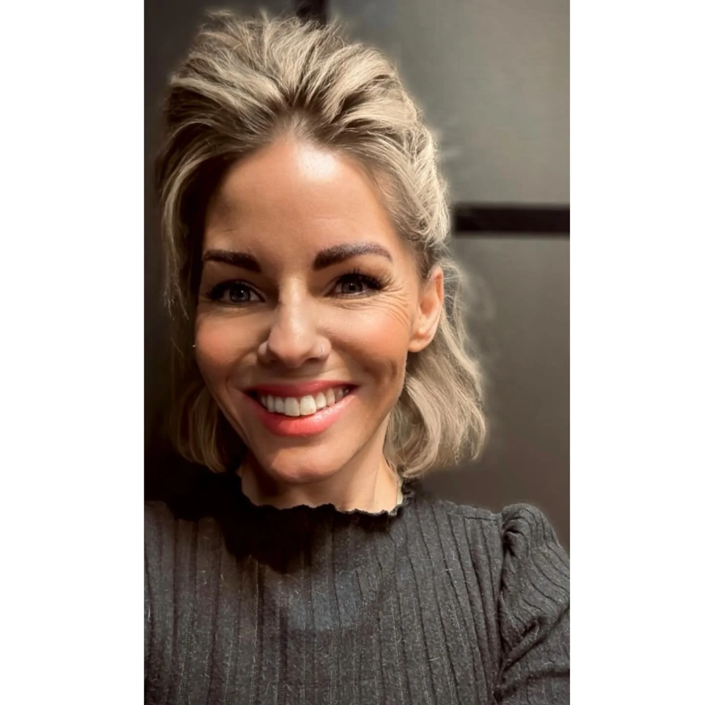 Blev klippt av min fantastiska sv&auml;rmor i jul &amp; ig&aring;r fixade jag lite ny f&auml;rg. Bra avslut p&aring; 2026 🎆