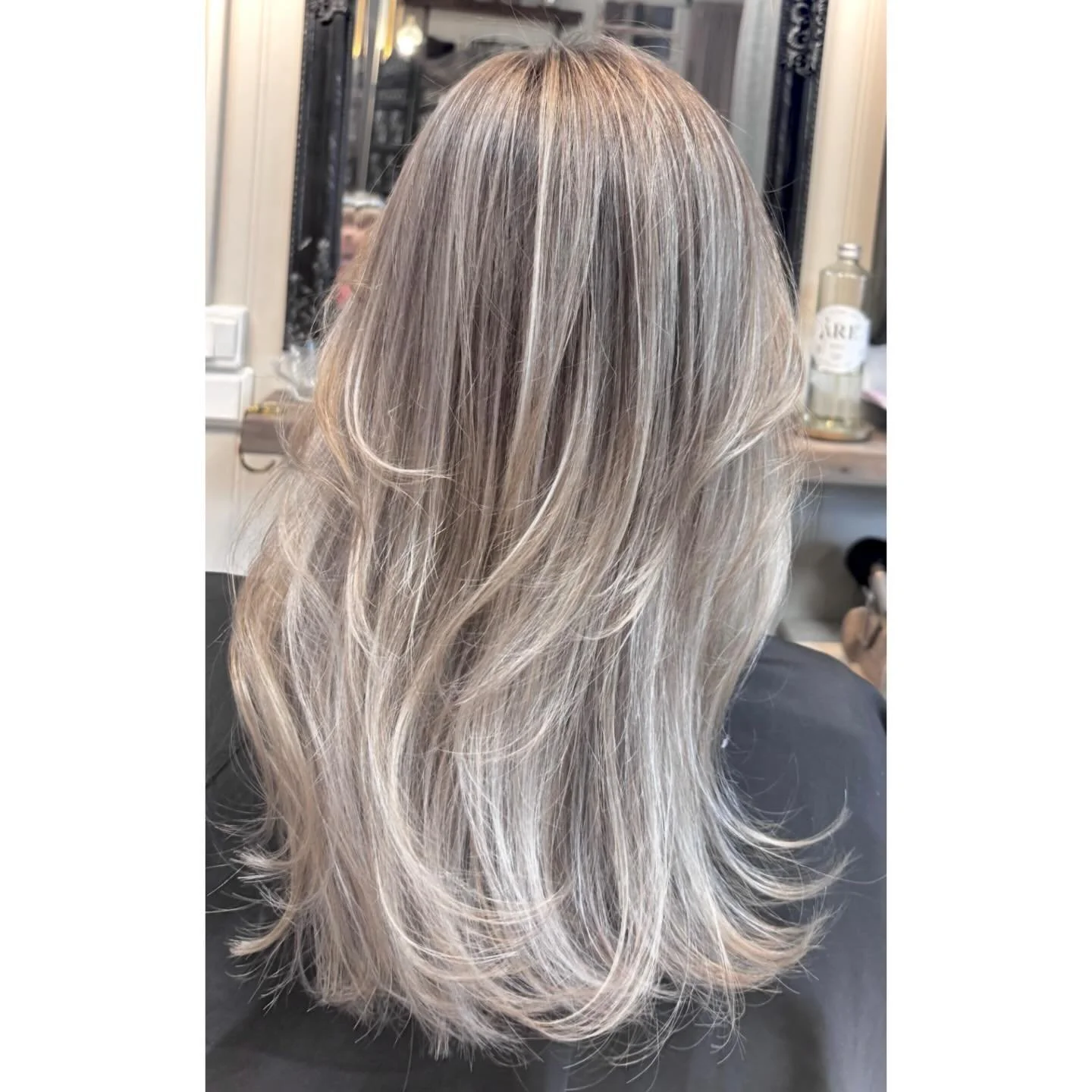 Denna Donna blev en seamless blondin med en tjusig rootshadow☀️