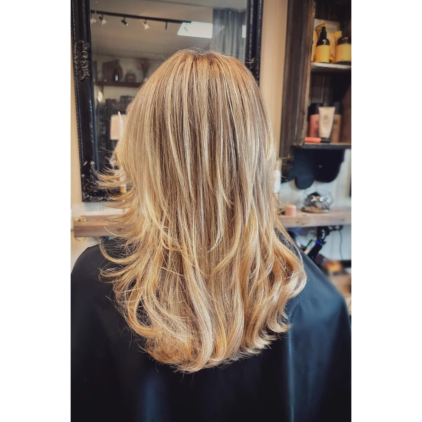 Idag fick &auml;ntligen &auml;ldsta dottern tid hos mamma f&ouml;r Lowlights &amp; Butterflycut. F&auml;rdigfixad inf&ouml;r skolavslutning🌼 #&aring;re #duved #21kvadrat #headspa #butterflycut