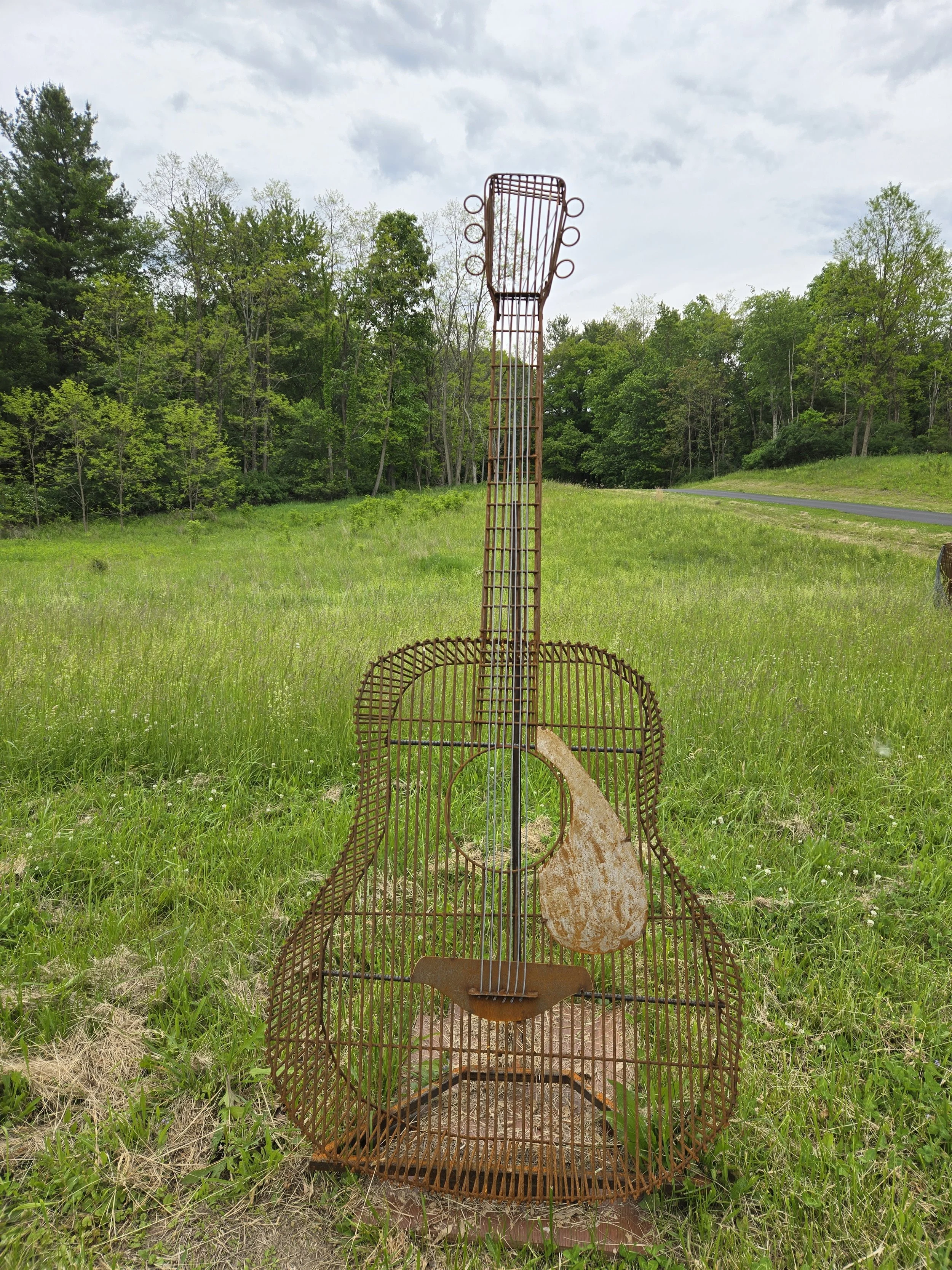 Acoustic Guitar
94" x 40"
$2600






