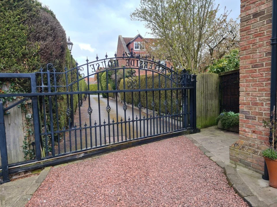 Riverside house sliding gate.jpg
