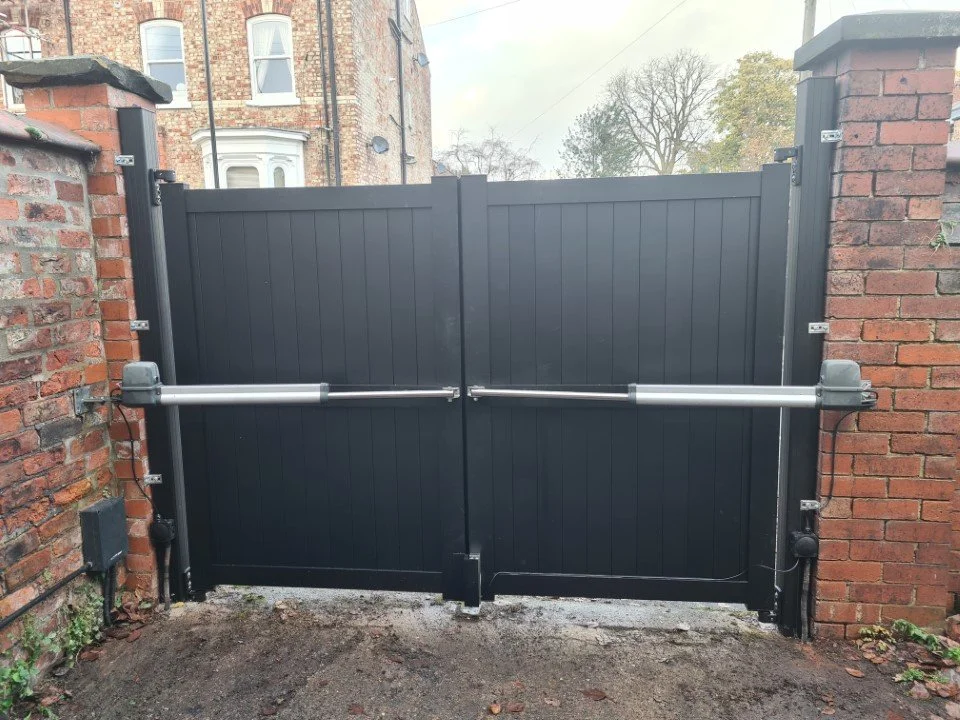 Wooden gate sommer ram arms.jpg