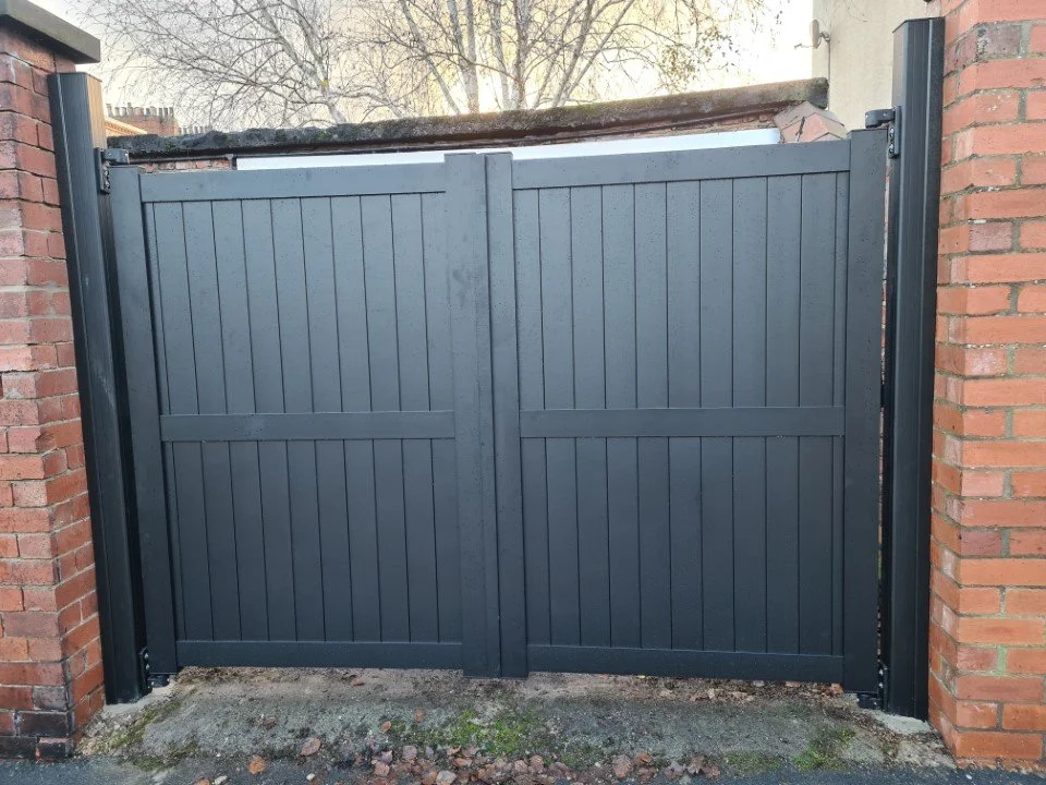 Wooden gate sommer ram arms front.jpg