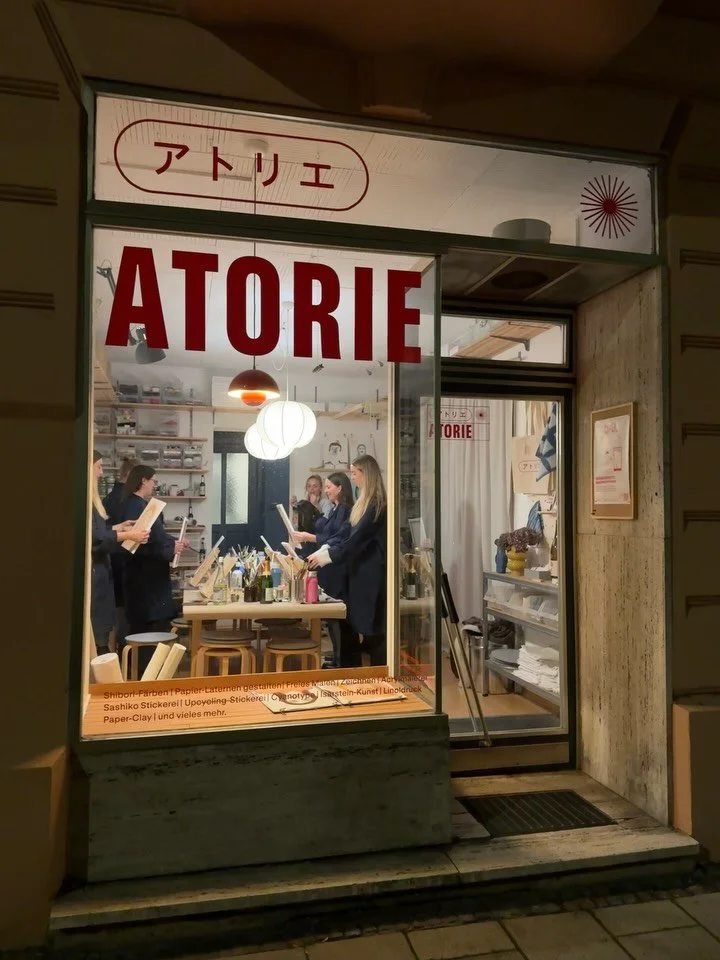 RECAP.  Bevor wir uns Hals &uuml;ber Kopf in die Adventszeit st&uuml;rzen, hier eine kleine Hommage an unser atorie アトリエ Herz: EUCH, die Workshop-Teilnehmer:innen! Ihr f&uuml;llt unser Atelier mit Leben und Liebe! Das war ein mehr als sch&ouml;ner er