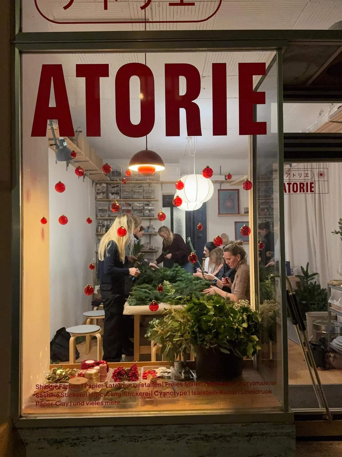 Wir sagen Danke f&uuml;r diese sch&ouml;ne und wilde Weihnachtszeit! 🌟

Unsere Advents-Workshops haben die Vorfreude auf Weihnachten noch sch&ouml;ner gemacht und der erste atorie アトリエ HO HO HO Adventsmarkt POP UP war ein voller Erfolg - danke allen