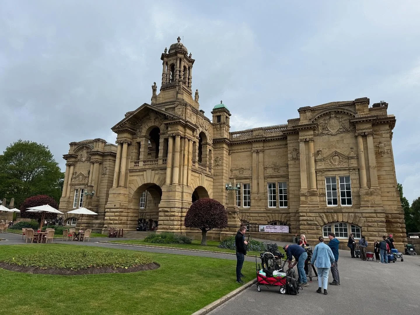 Another full day at Lister Park and Cartwright Hall in Bradford for the BBC Antiques Roadshow.. where I discovered many treasures .. I am somewhere in the crowd !! Great to see the Hockney exhibition and the famous Joshua Reynolds painting Mai&rsquo;