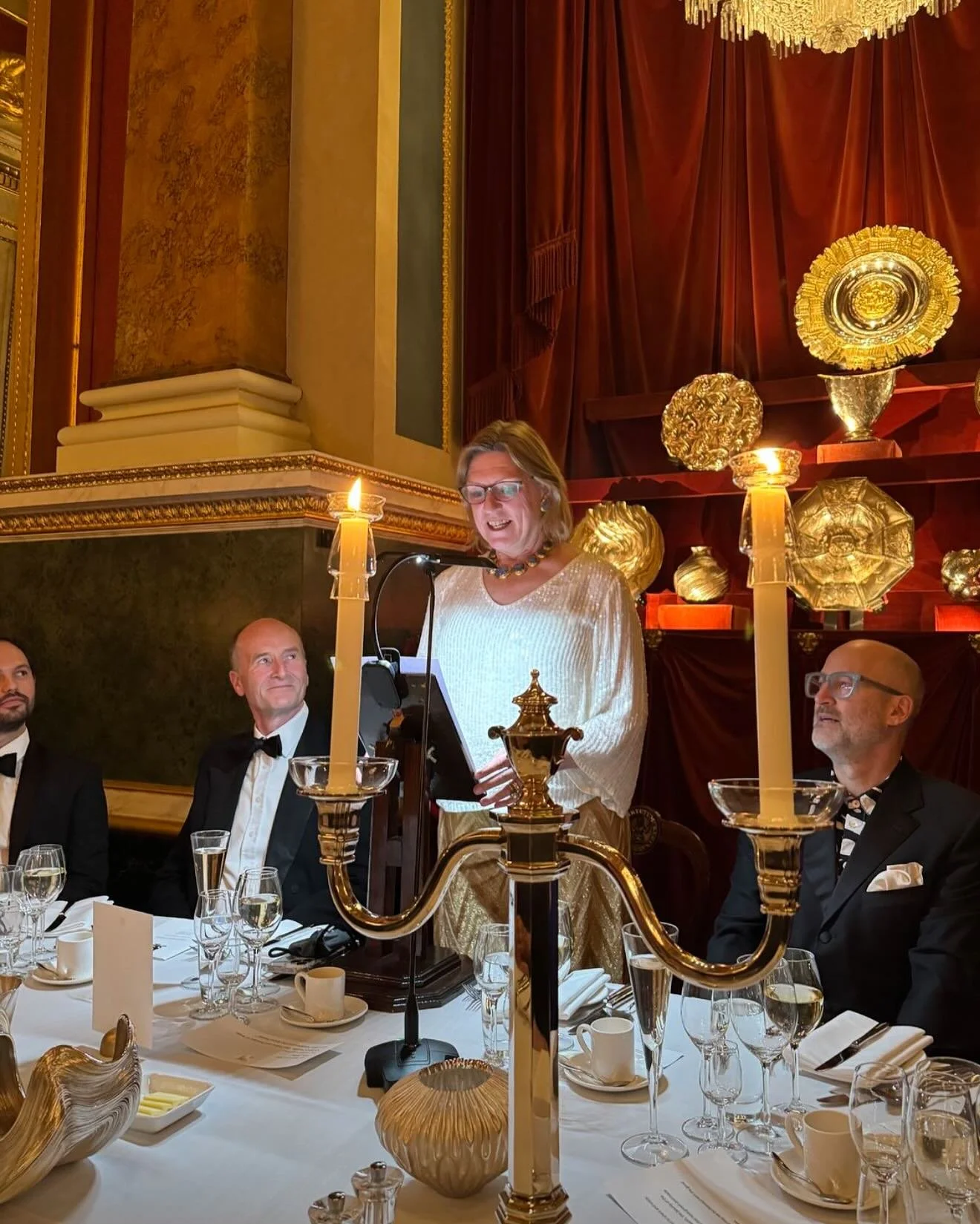 It was the annual Trade Dinner last night at the Goldsmiths Hall. All the candles were lit in the four chandeliers to celebrate the Trade and the wider industry. It was lovely to see so many professionals that make up this creative industry together,