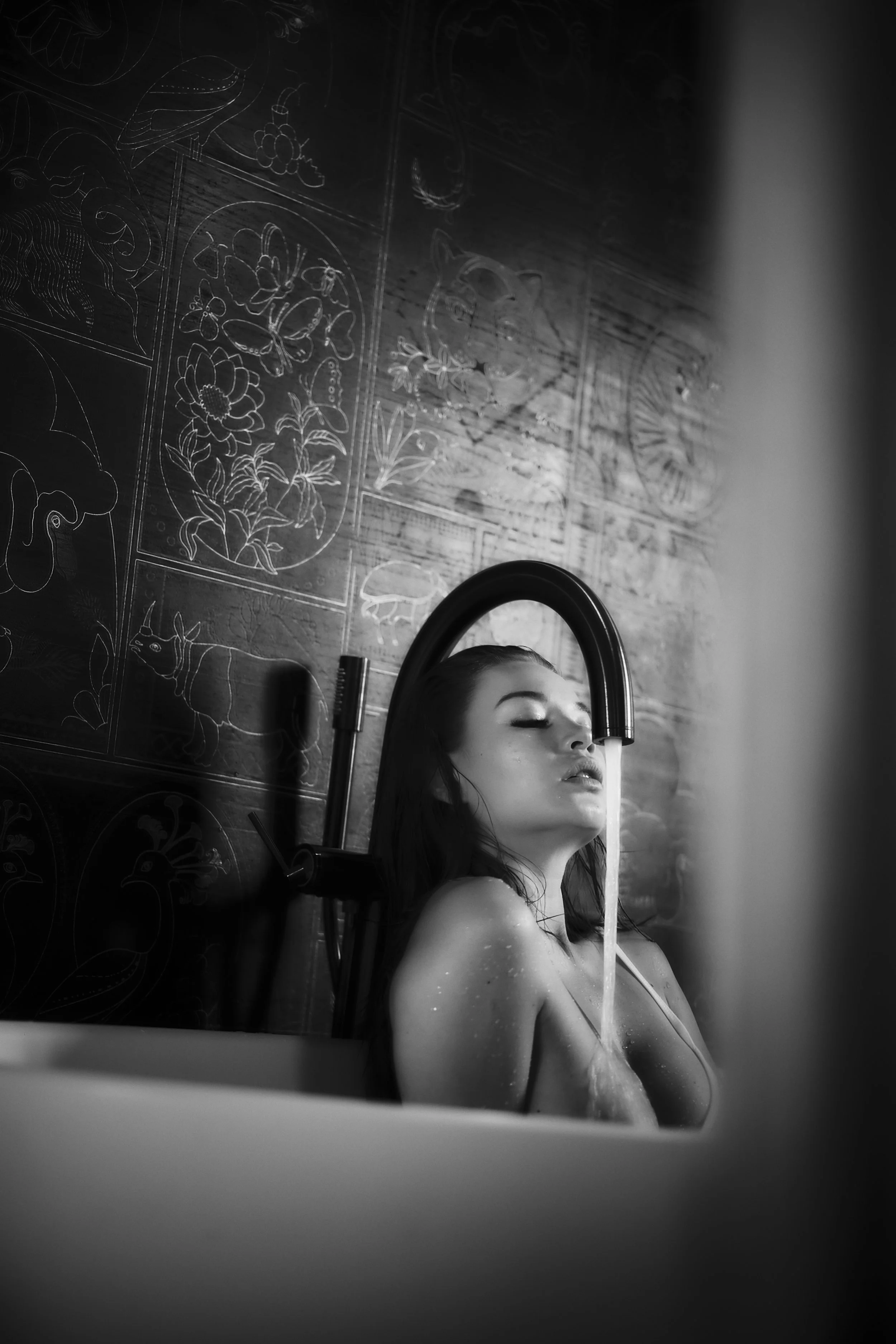 ~ Nicci ~ 
Portrait intimiste boudoir sensuel en noir et blanc d'une femme dans une baignoire, capturé dans un style minimaliste. Photographie artistique fine art. Séance photo boudoir Paris.
Photographe intimiste Paris. 