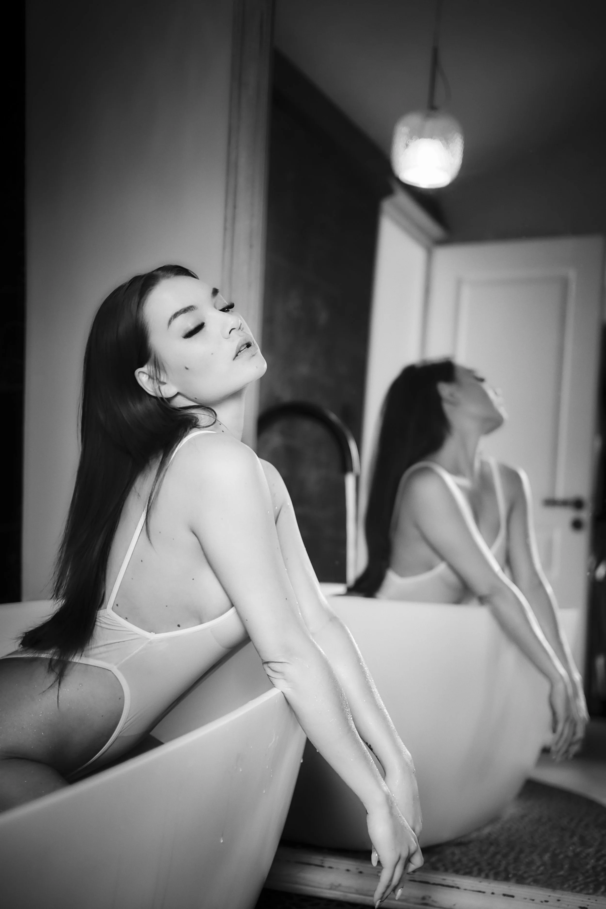 ~ Nicci ~
Portrait intimiste en noir et blanc d'une femme dans une baignoire, photographié dans un style minimaliste et sensuel. Photo fine art noir et blanc. Séance photo boudoir Paris. Photographe fine art. Photographie intimiste.