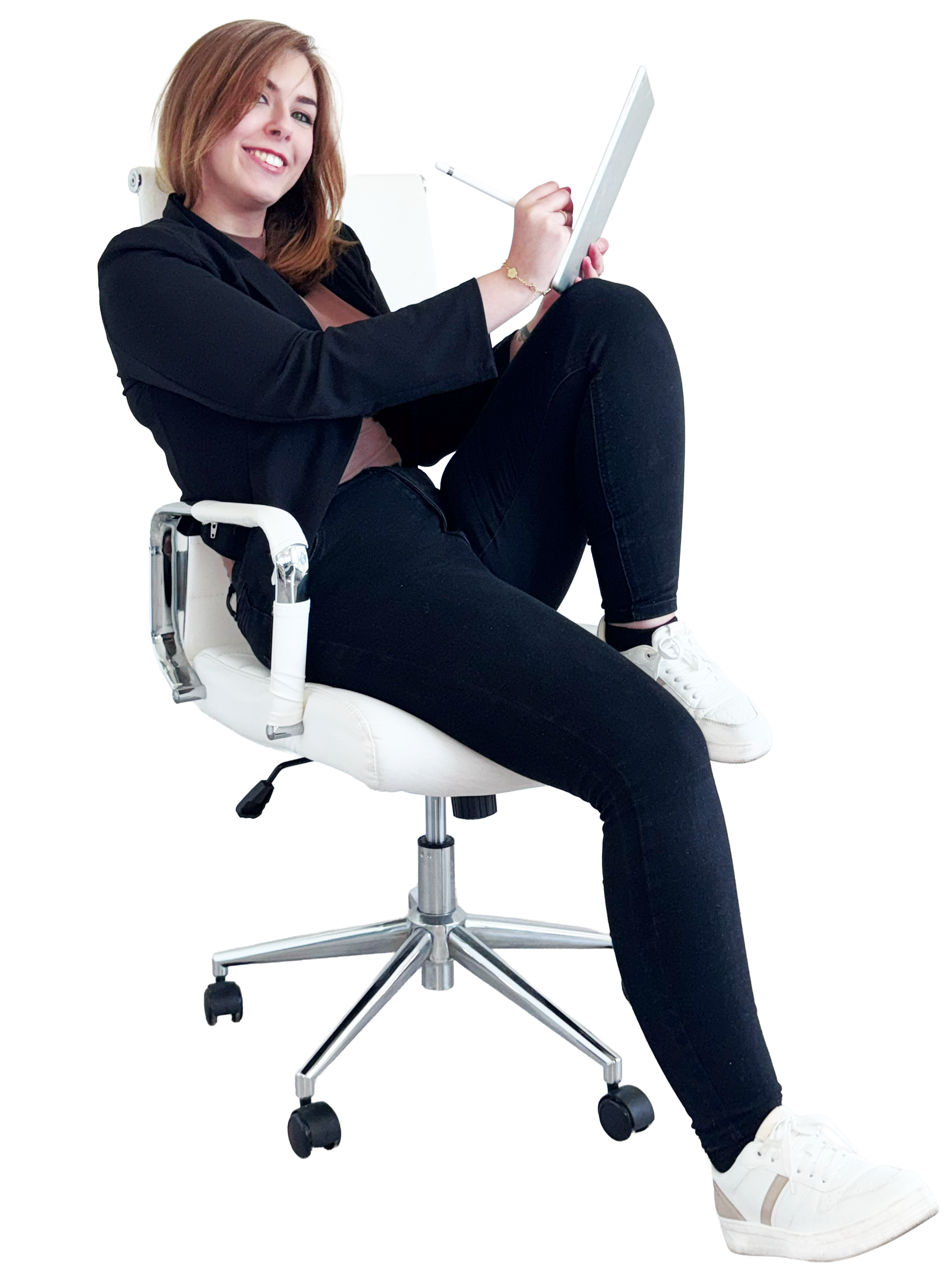 Junge Frau sitzt auf einem weißen Bürostuhl, hält einen digitalen Stift und ein Tablet, trägt eine schwarze Jacke, schwarze Jeans und weiße Turnschuhe, lächelt bei der Arbeit.
