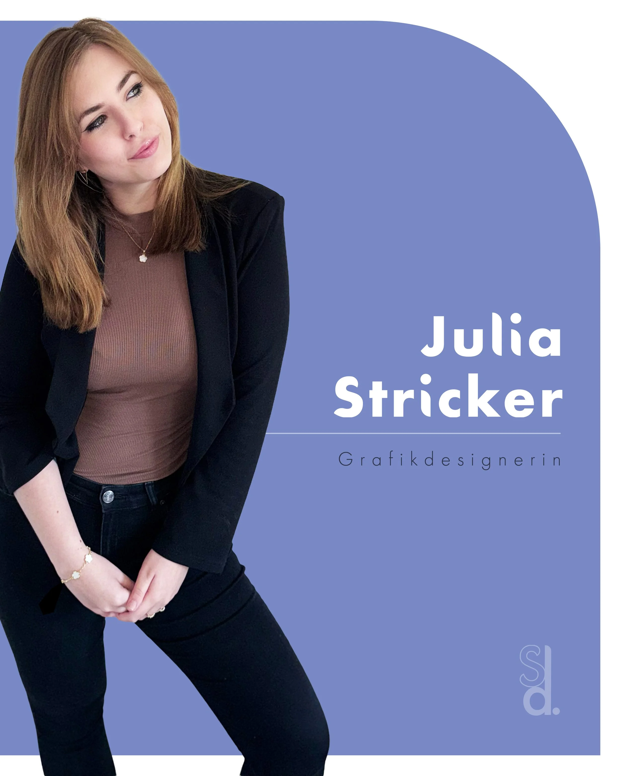 Porträt einer Frau mit braunen Haaren, schwarzem Blazer und brauem Oberteil auf blauem Hintergrund mit weißen Text, der ihren Namen Julia Stricker und ihre Berufung als Grafikdesignerin angibt.