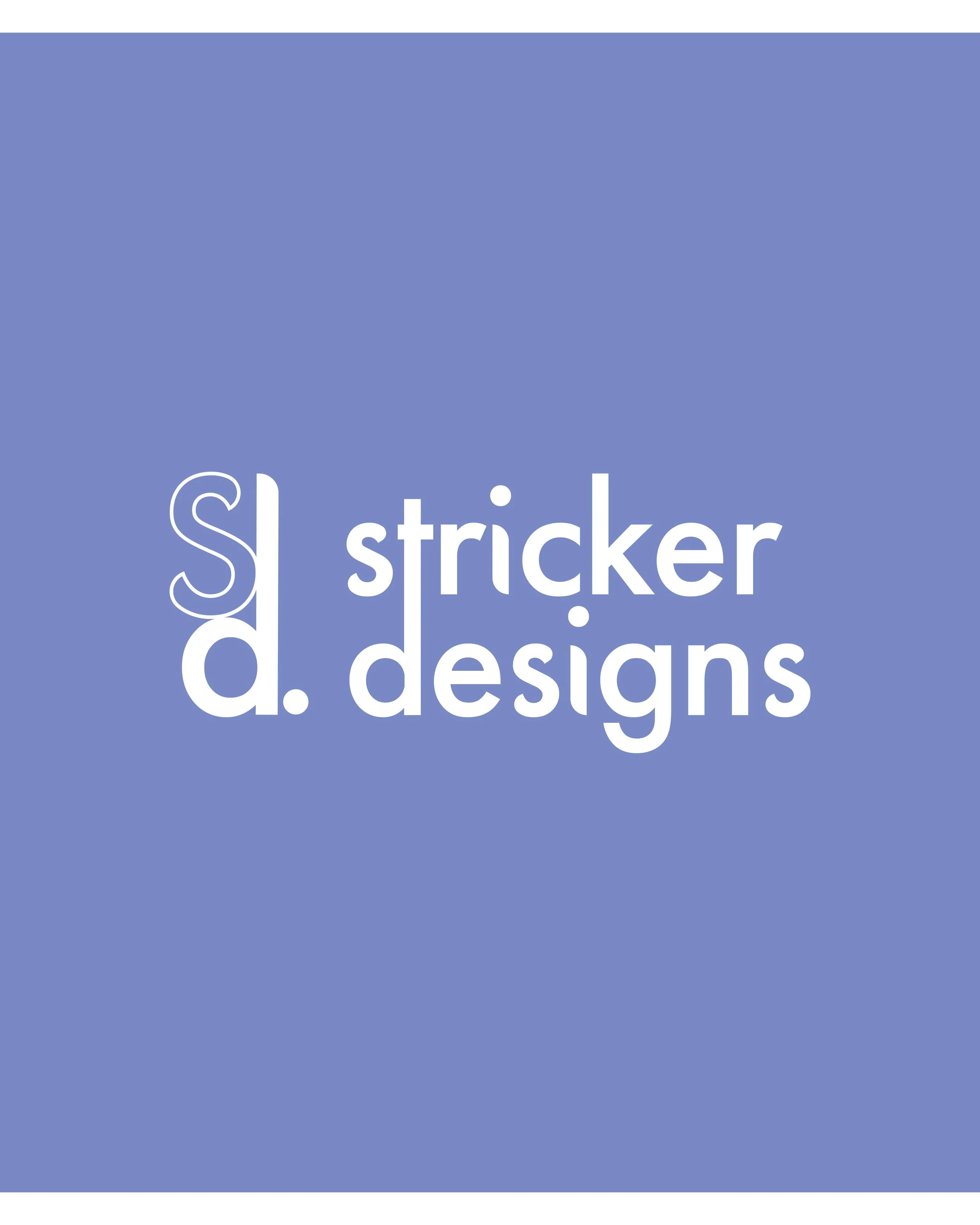 Grafik mit dem Logo von Stricker Designs auf lila Hintergrund.