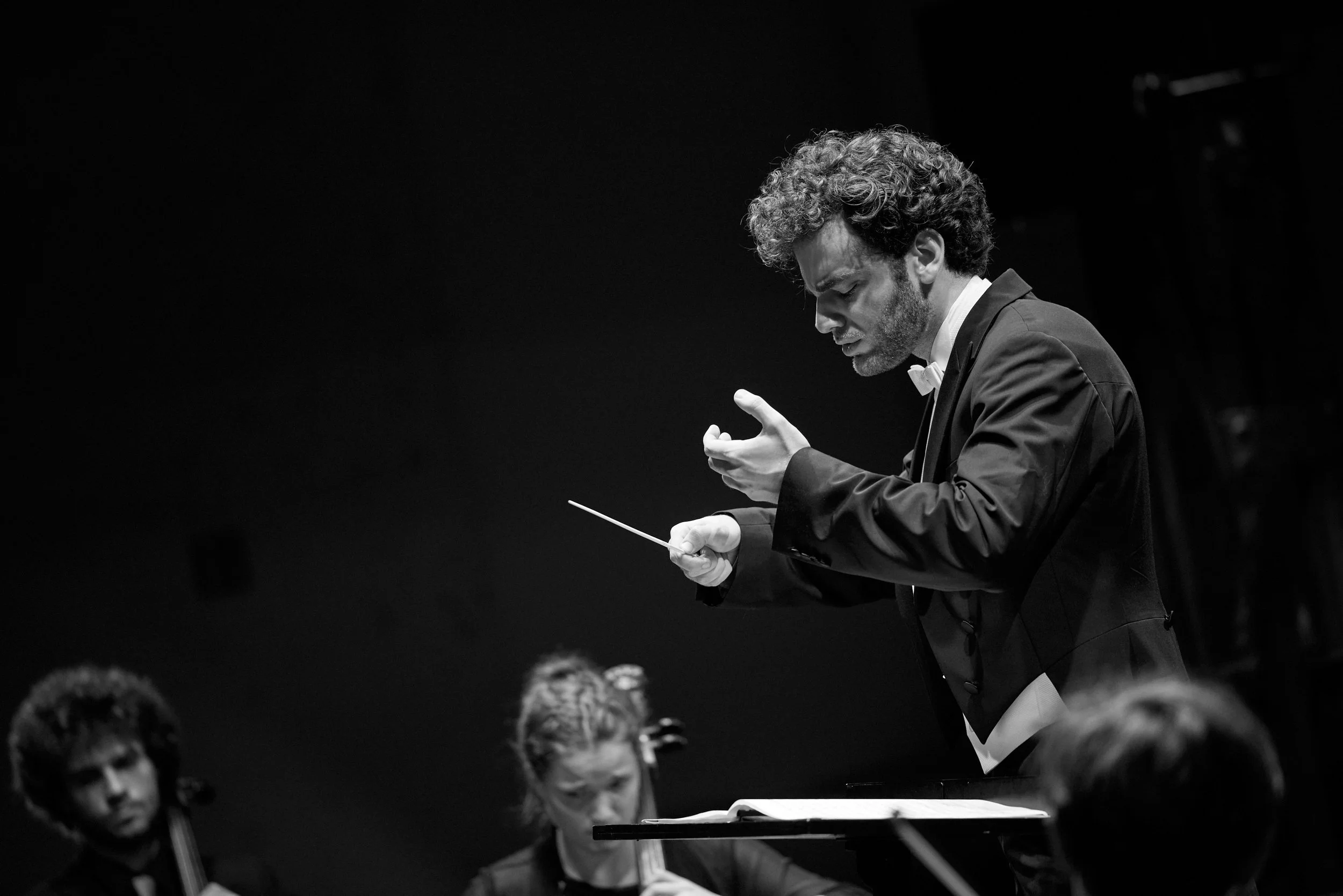 Emmanuel_Tjeknavorian_(c)_Oliver_Borchert2.jpeg