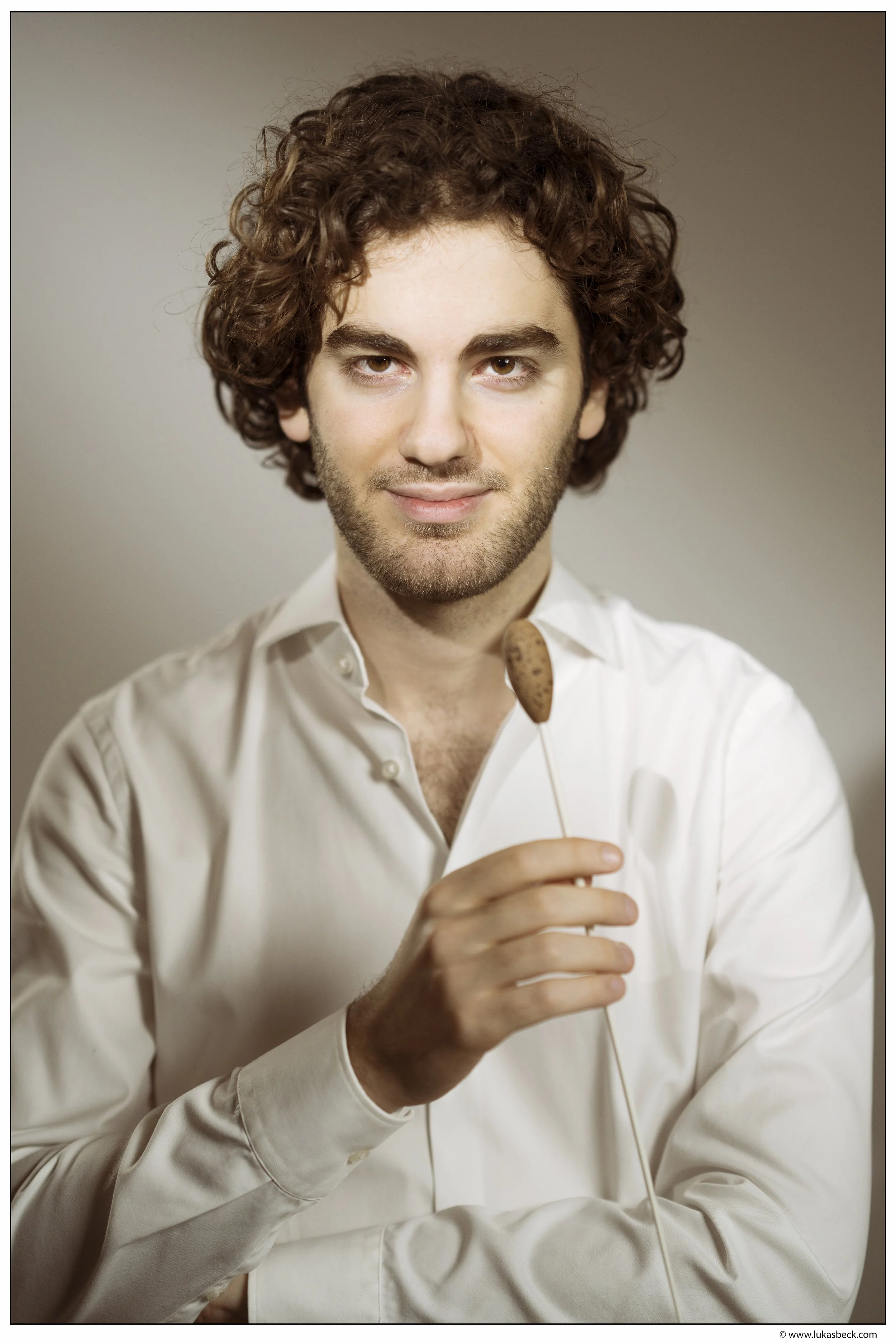 Emmanuel Tjeknavorian dirigiert zum ersten Mal Le nozze di Figaro in Rom