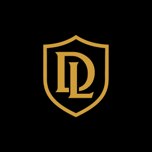 Un logotipo dorado que representa el contorno de un escudo con las letras «DL» en su interior, sobre un fondo negro.