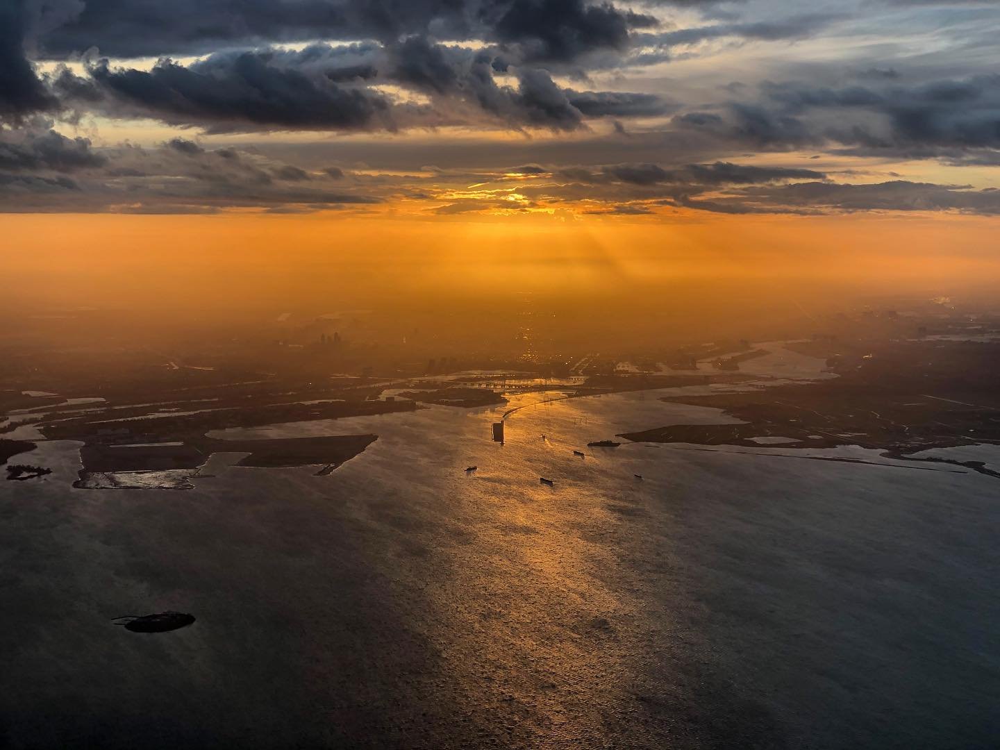 Good evening Holland! 🇳🇱 
&bull;
&bull;
&bull;
#Holland #thenetherlands #sunset #traveling #traveller #evening #embraer #fromabove #beautifulsky #schiphol #approach #photography #nature #beautiful #sunset #summer #dutch #cabincrew #amsterdam #ijsse
