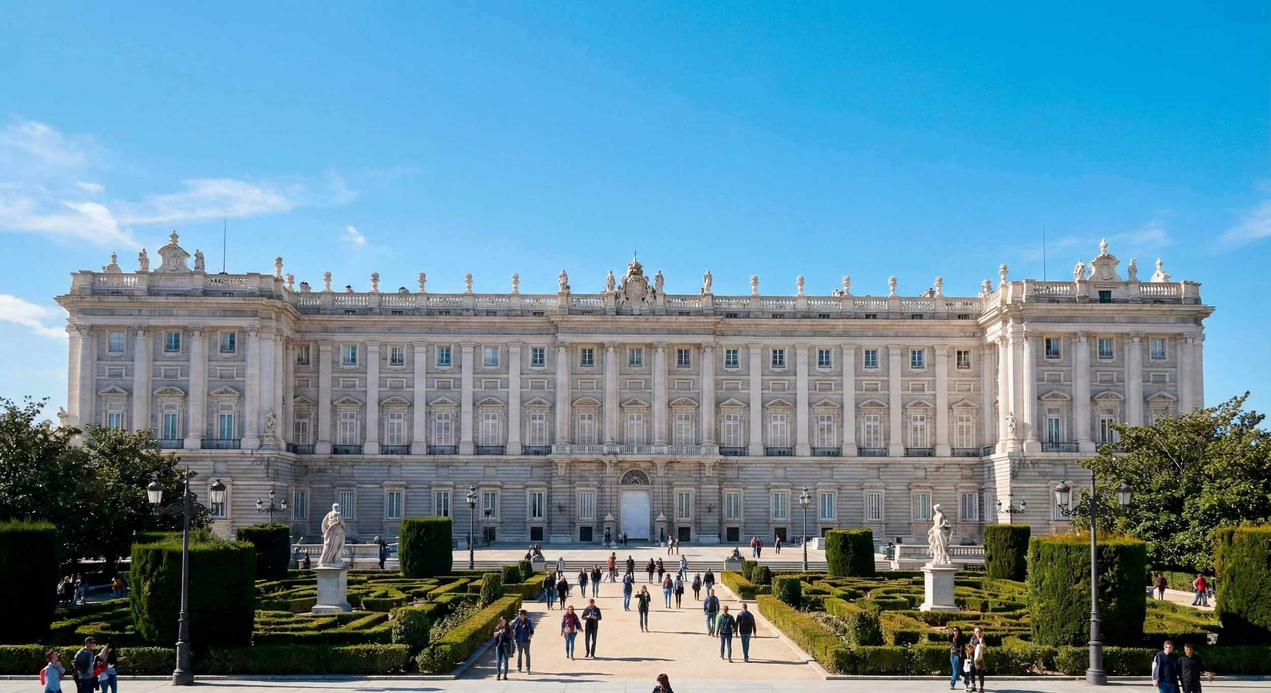 Palacio Real de Madrid en Plaza de Oriente, parada clabe en una ruta de 24 horas desde Gran Vía