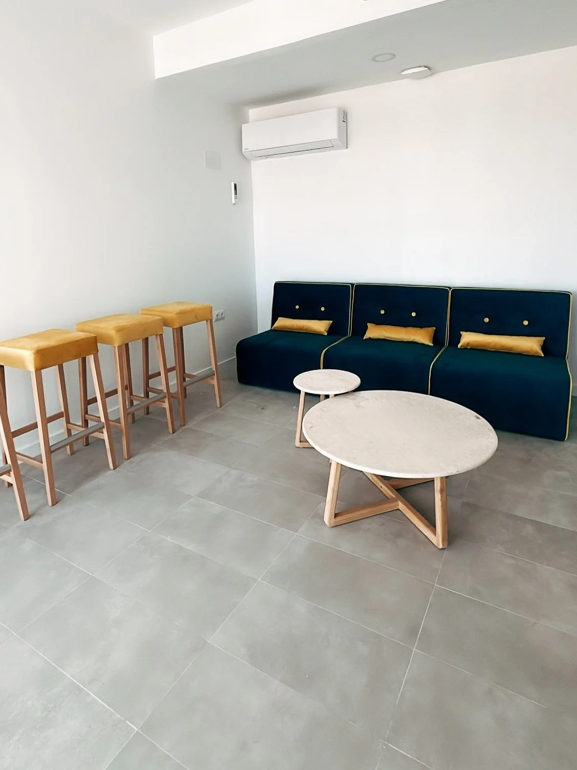 ✨ El nuevo mobiliario ya est&aacute; aqu&iacute;: azul profundo, mostaza brillante y mesas listas para tardes infinitas.
A&uacute;n quedan algunos detalles, pero tranquilos&hellip; cuando est&eacute; perfecta, la terraza se estrenar&aacute; como se m