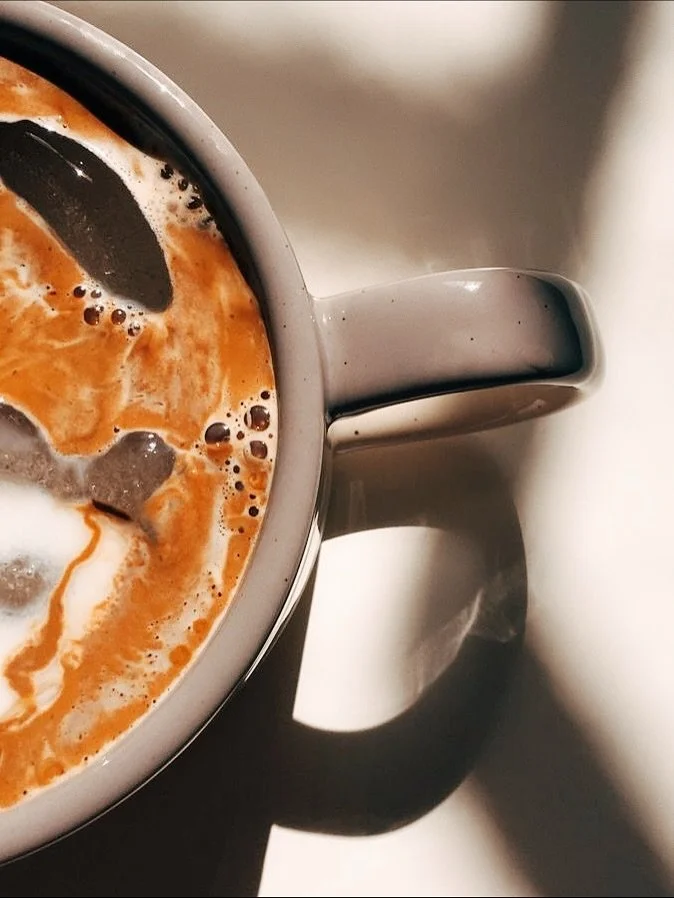 Check-in en MadVibes ✅, caf&eacute; en mano y Wi-Fi listo 💻☕️. Varias paradas de especialidad a pie del hostel 🚶&zwj;♀️. Guarda la ruta, abre el port&aacute;til y que fluya tu trabajo.
👉 La gu&iacute;a completa est&aacute; en el blog (link en bio)