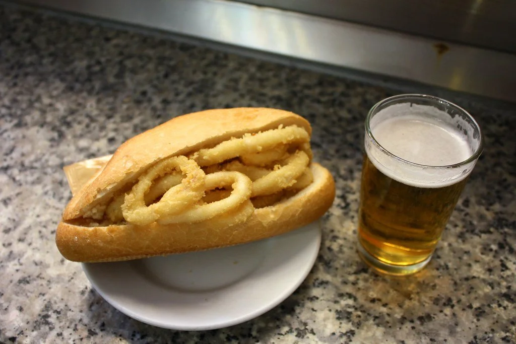 Bocata de calamares en Madrid: por qué es mítico y 5 sitios cerca de Gran Vía para comértelo bien
